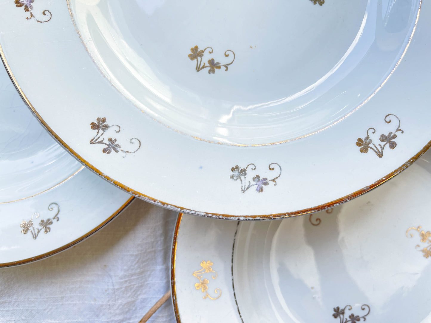 Assiettes creuses L’Amandinoise en porcelaine blanche motif petites fleurs dorées