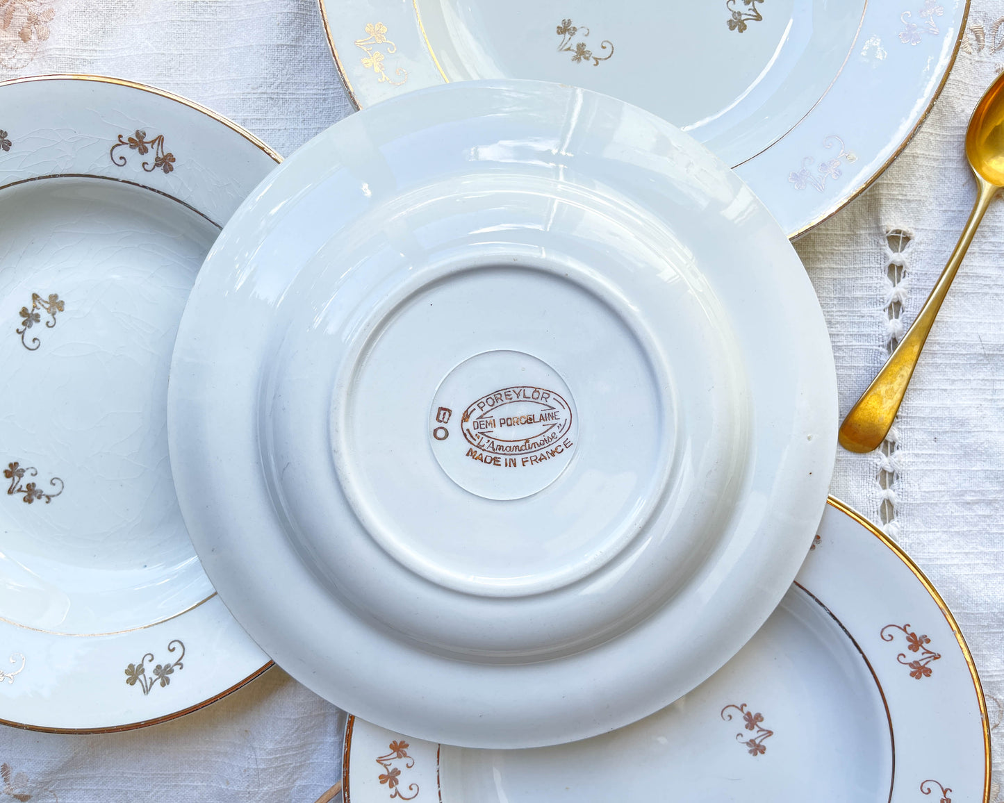 Assiettes creuses L’Amandinoise en porcelaine blanche motif petites fleurs dorées