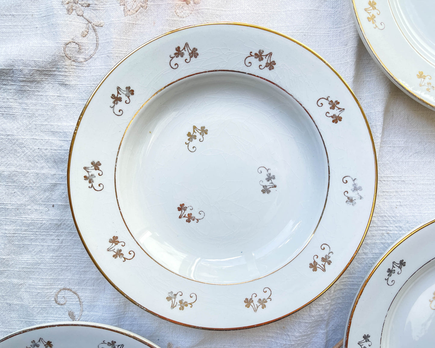 Assiettes creuses L’Amandinoise en porcelaine blanche motif petites fleurs dorées
