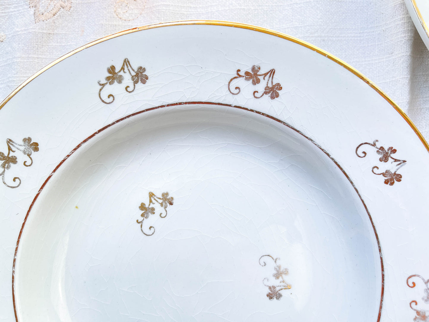 Assiettes creuses L’Amandinoise en porcelaine blanche motif petites fleurs dorées