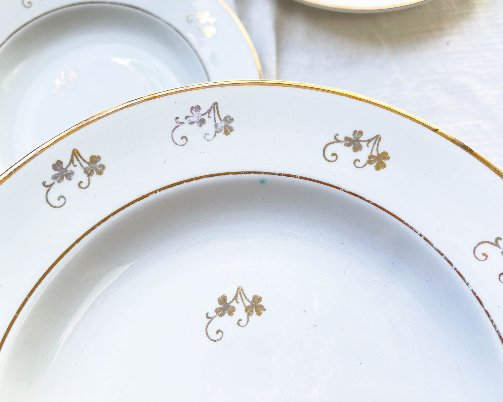 Assiettes creuses L’Amandinoise en porcelaine blanche motif petites fleurs dorées