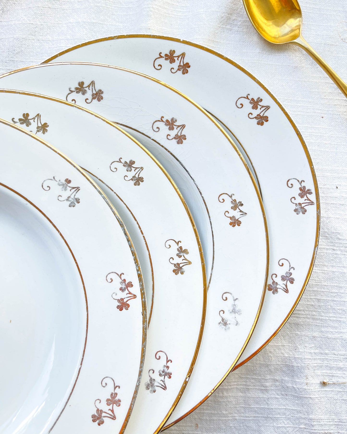 Assiettes creuses L’Amandinoise en porcelaine blanche motif petites fleurs dorées