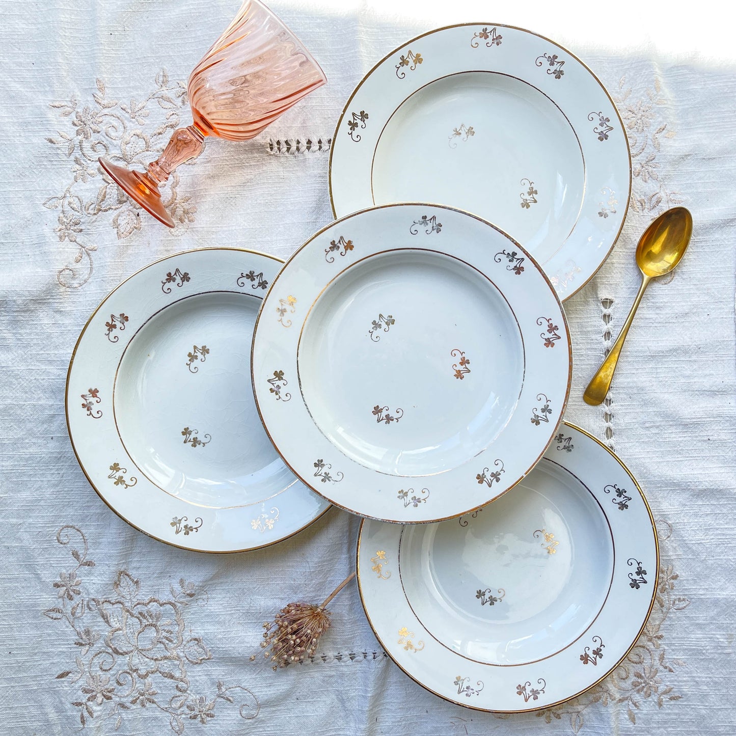 Assiettes creuses L’Amandinoise en porcelaine blanche motif petites fleurs dorées