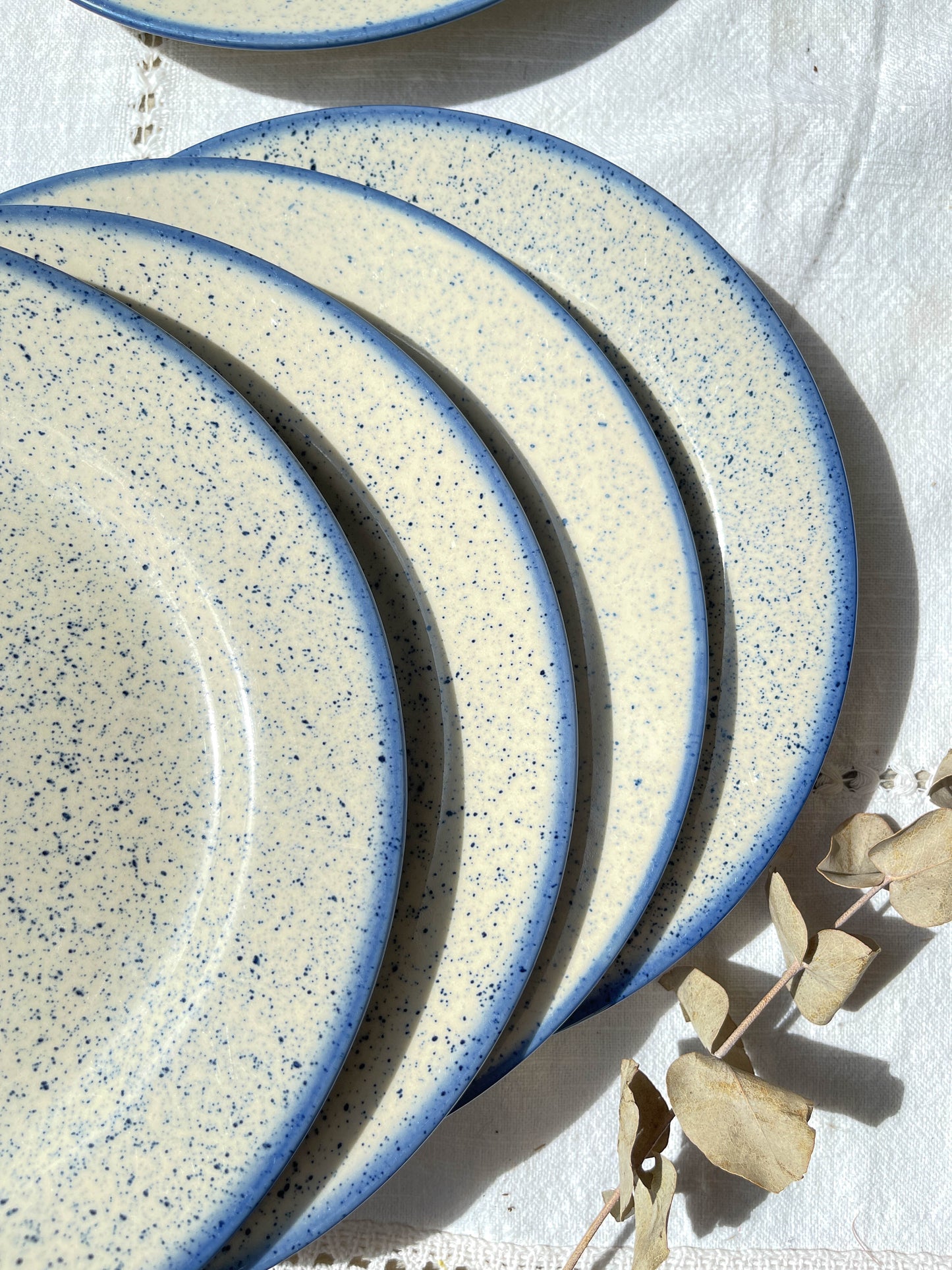 Assiettes plates en grès moucheté bleues Tulowice Poland 1970