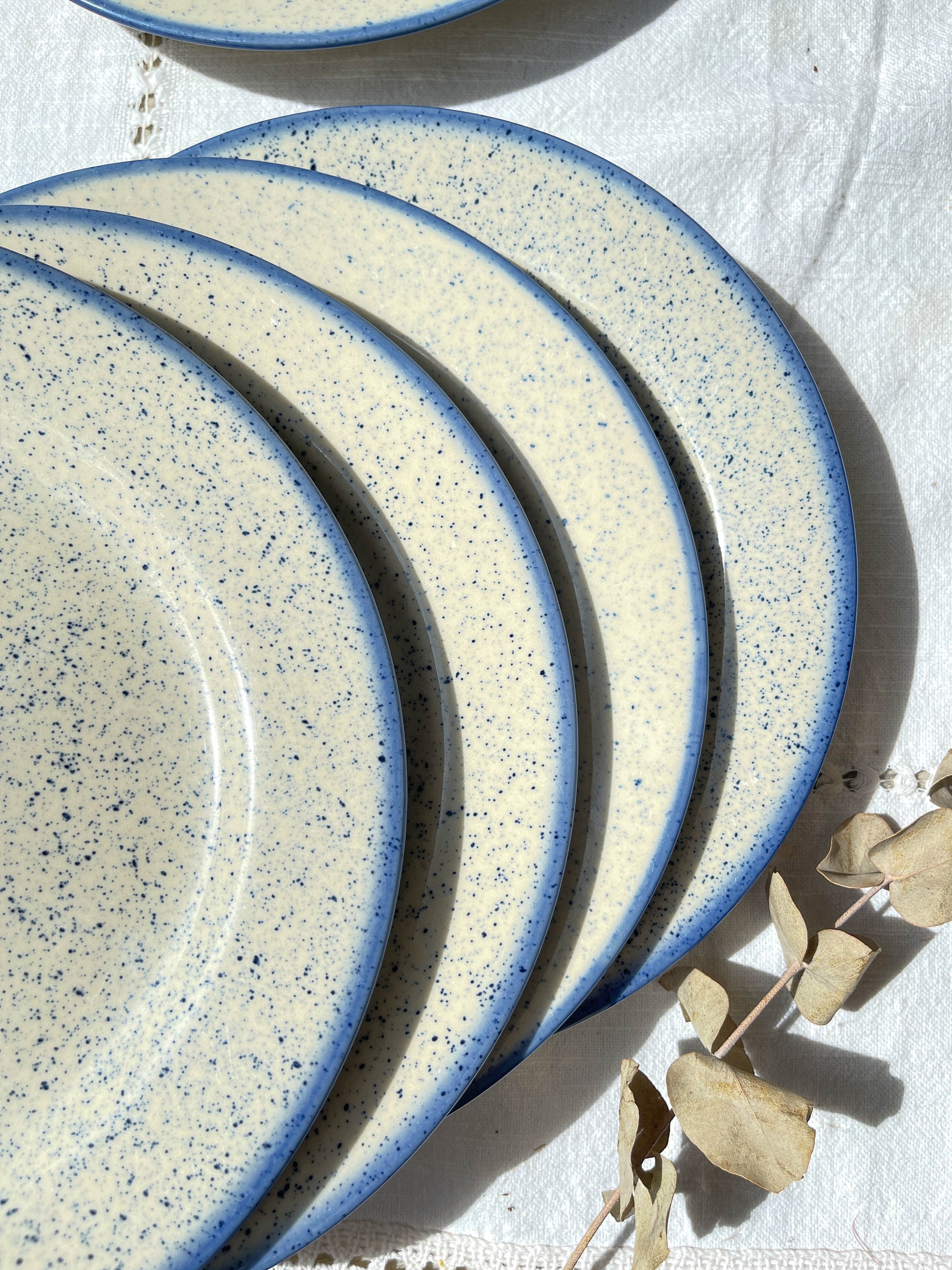 Assiettes plates en grès moucheté bleues Tulowice Poland 1970