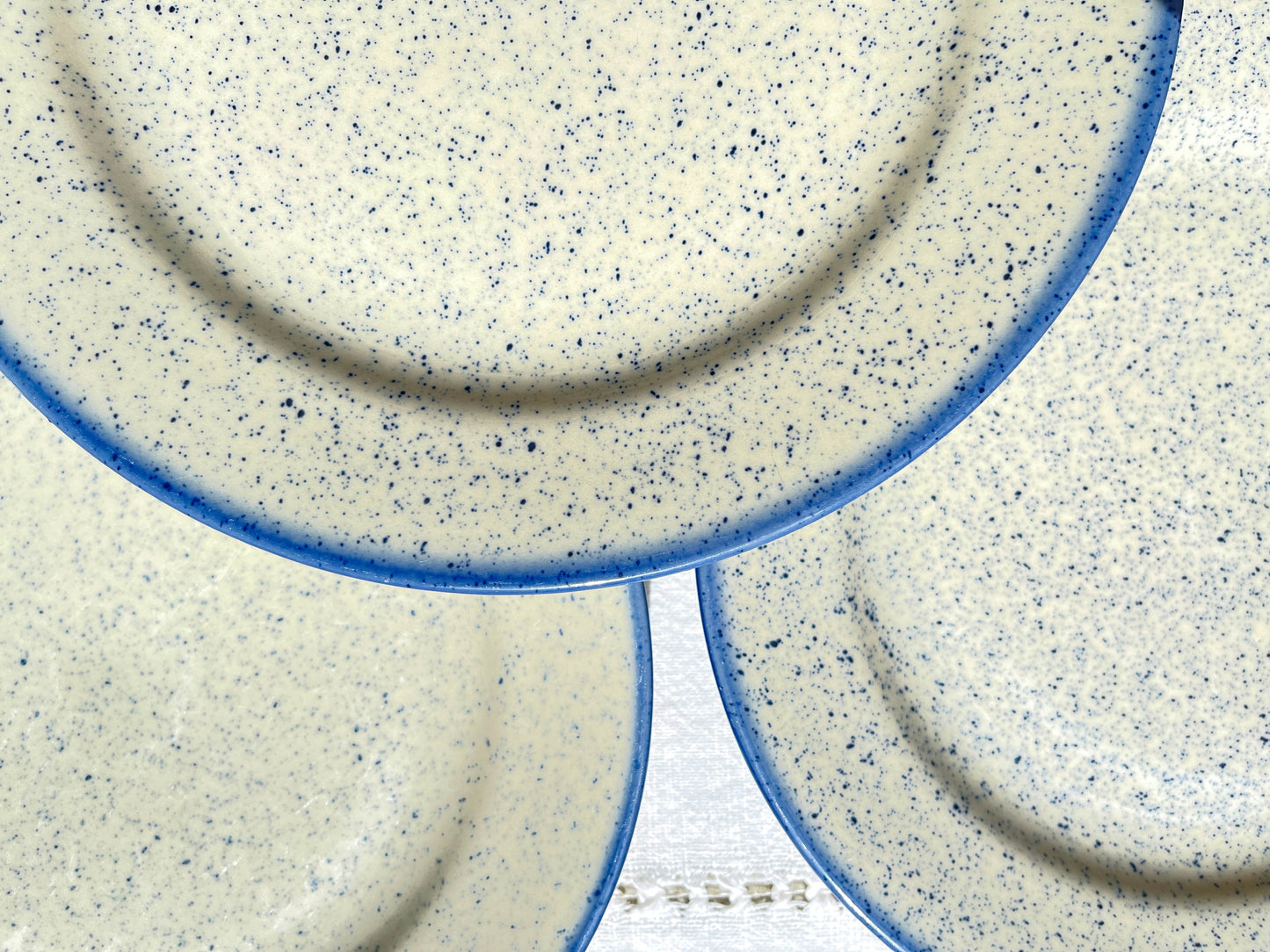 Assiettes plates en grès moucheté bleues Tulowice Poland 1970