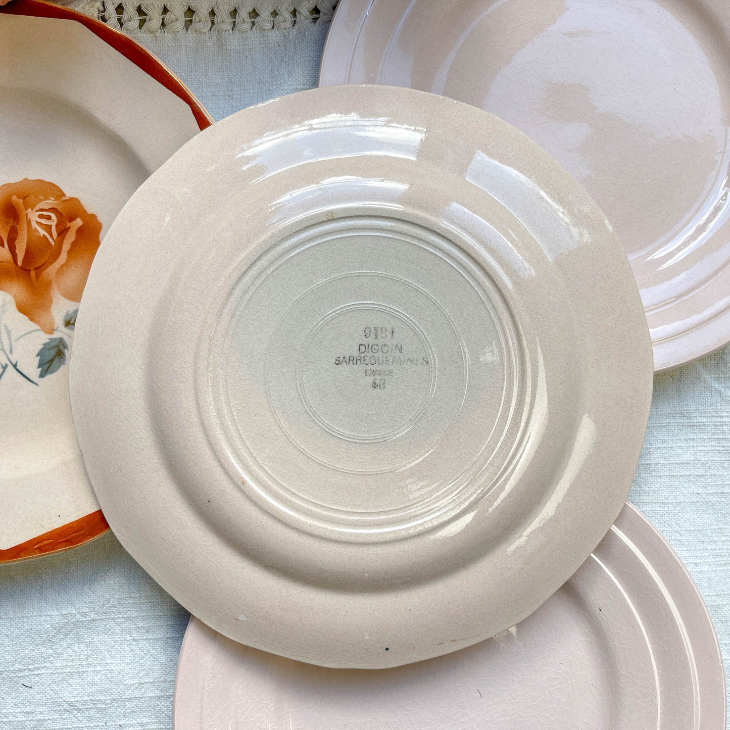 Lot de 5 petites assiettes vintage dépareillées en faïence française des années 1950, motifs fleuris rosés St Amand et Digoin Sarreguemines – vaisselle ancienne pour entrées ou desserts