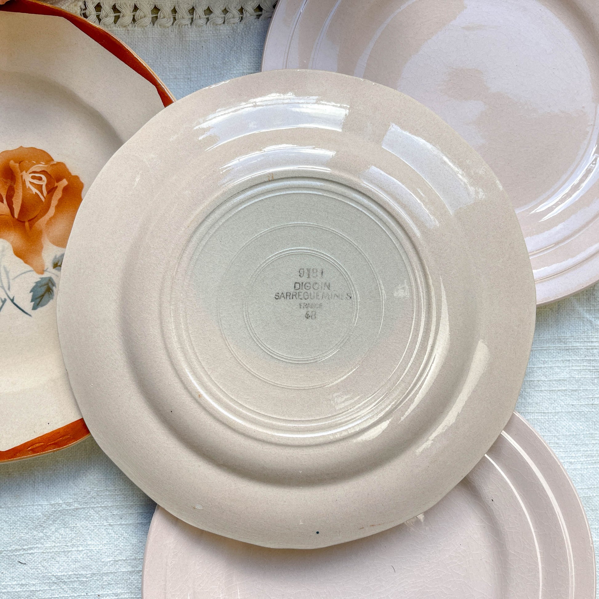 Lot de 5 petites assiettes vintage dépareillées en faïence française des années 1950, motifs fleuris rosés St Amand et Digoin Sarreguemines – vaisselle ancienne pour entrées ou desserts