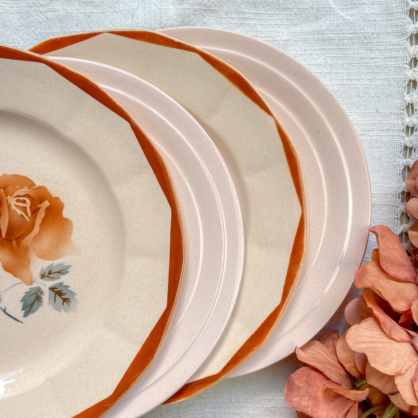 Lot de 5 petites assiettes vintage dépareillées en faïence française des années 1950, motifs fleuris rosés St Amand et Digoin Sarreguemines – vaisselle ancienne pour entrées ou desserts