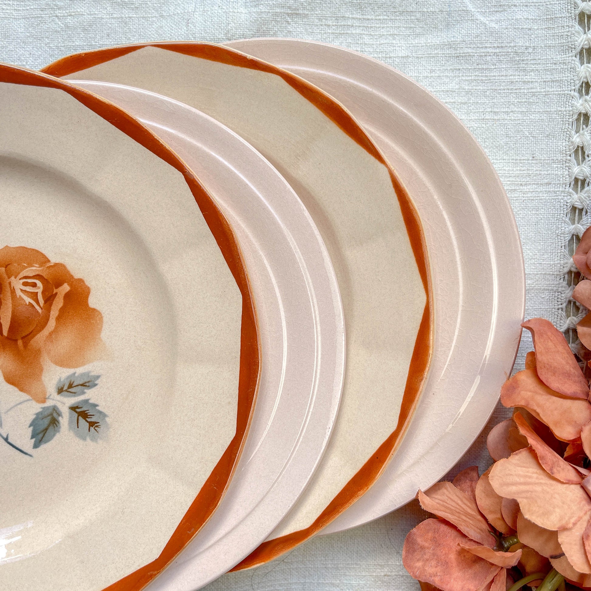 Lot de 5 petites assiettes vintage dépareillées en faïence française des années 1950, motifs fleuris rosés St Amand et Digoin Sarreguemines – vaisselle ancienne pour entrées ou desserts