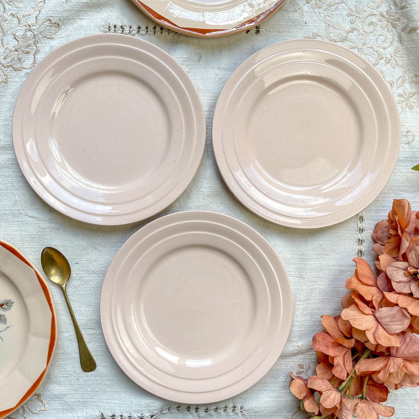 Lot de 5 petites assiettes vintage dépareillées en faïence française des années 1950, motifs fleuris rosés St Amand et Digoin Sarreguemines – vaisselle ancienne pour entrées ou desserts