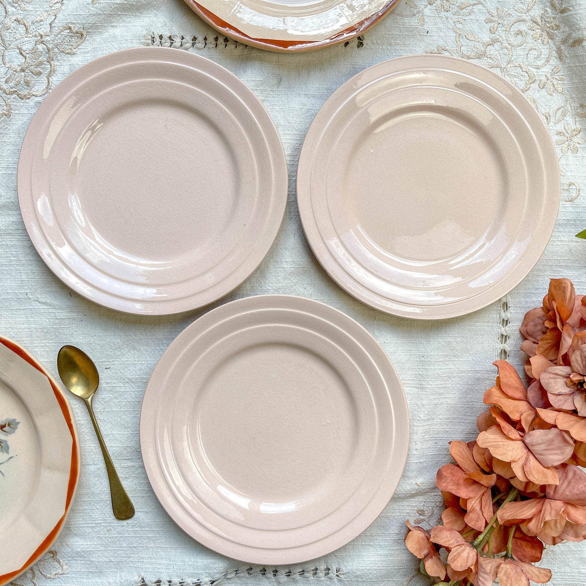 Lot de 5 petites assiettes vintage dépareillées en faïence française des années 1950, motifs fleuris rosés St Amand et Digoin Sarreguemines – vaisselle ancienne pour entrées ou desserts
