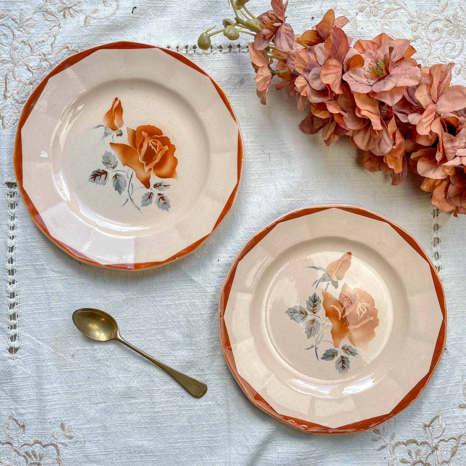 Lot de 5 petites assiettes vintage dépareillées en faïence française des années 1950, motifs fleuris rosés St Amand et Digoin Sarreguemines – vaisselle ancienne pour entrées ou desserts