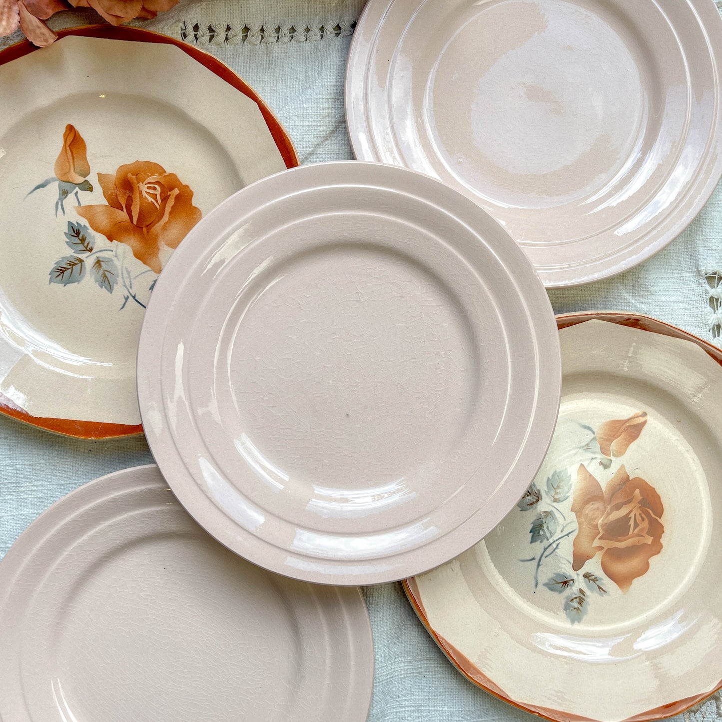 Lot de 5 petites assiettes vintage dépareillées en faïence française des années 1950, motifs fleuris rosés St Amand et Digoin Sarreguemines – vaisselle ancienne pour entrées ou desserts