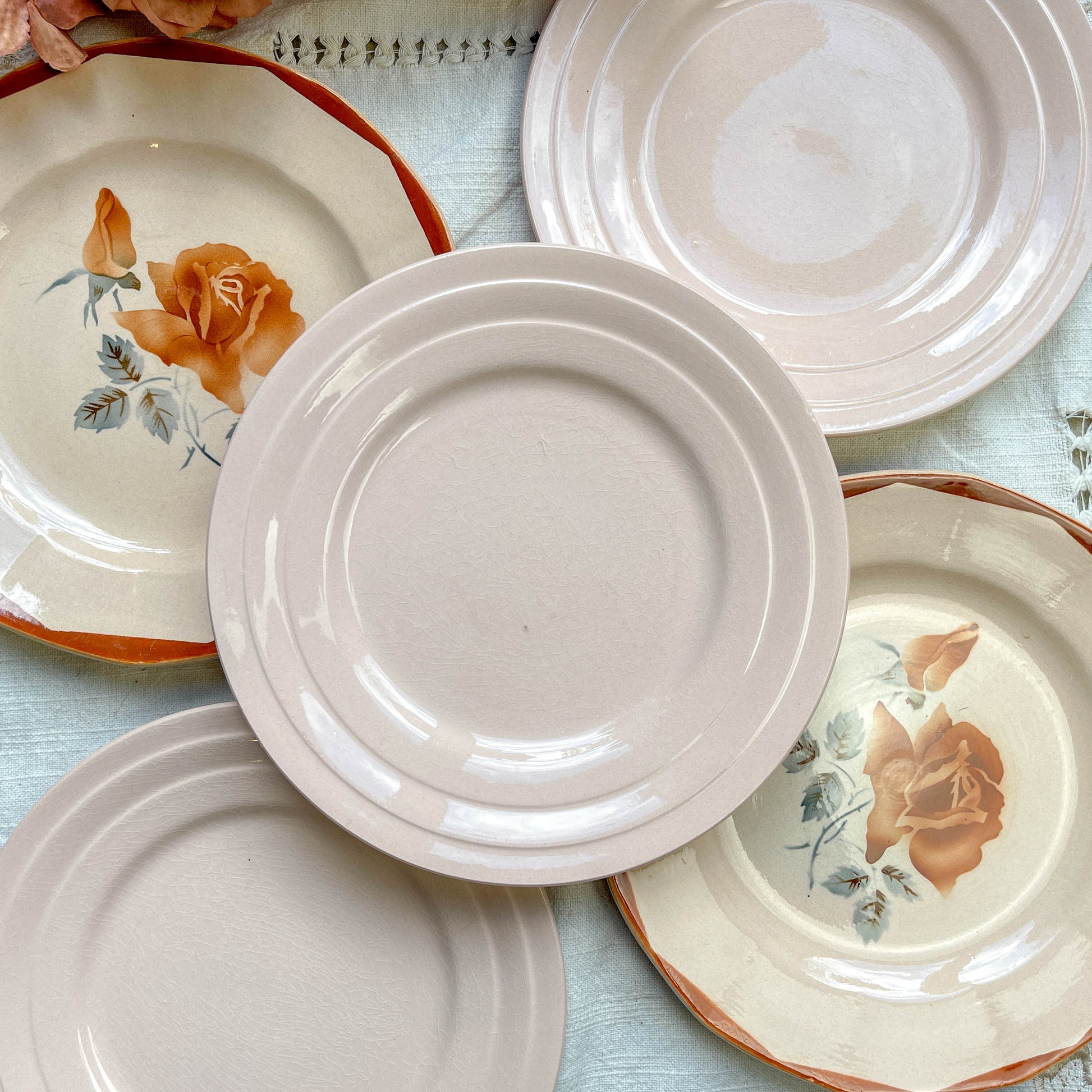 Lot de 5 petites assiettes vintage dépareillées en faïence française des années 1950, motifs fleuris rosés St Amand et Digoin Sarreguemines – vaisselle ancienne pour entrées ou desserts