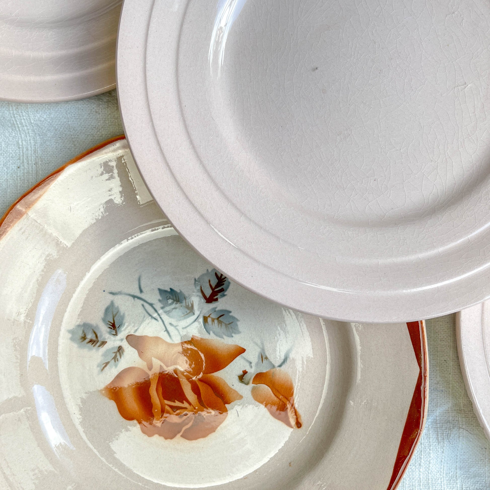 Lot de 5 petites assiettes vintage dépareillées en faïence française des années 1950, motifs fleuris rosés St Amand et Digoin Sarreguemines – vaisselle ancienne pour entrées ou desserts