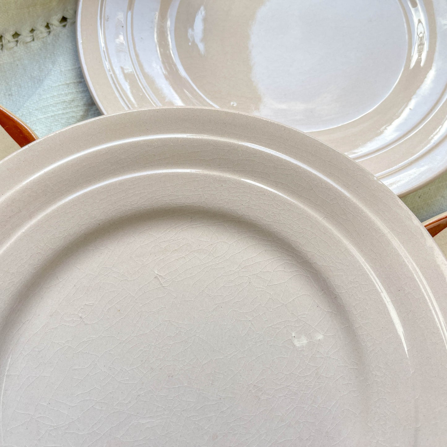 Lot de 5 petites assiettes vintage dépareillées en faïence française des années 1950, motifs fleuris rosés St Amand et Digoin Sarreguemines – vaisselle ancienne pour entrées ou desserts