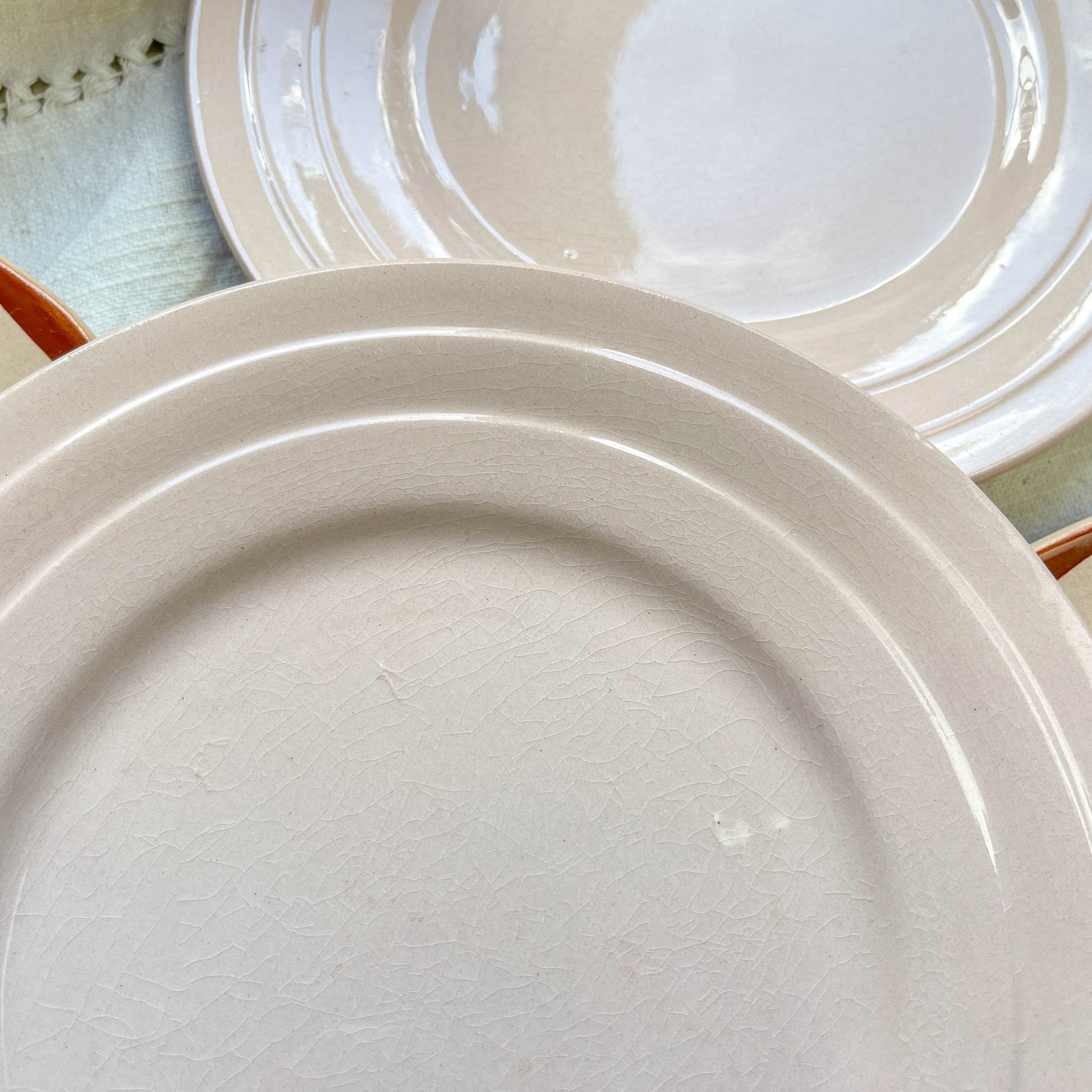 Lot de 5 petites assiettes vintage dépareillées en faïence française des années 1950, motifs fleuris rosés St Amand et Digoin Sarreguemines – vaisselle ancienne pour entrées ou desserts