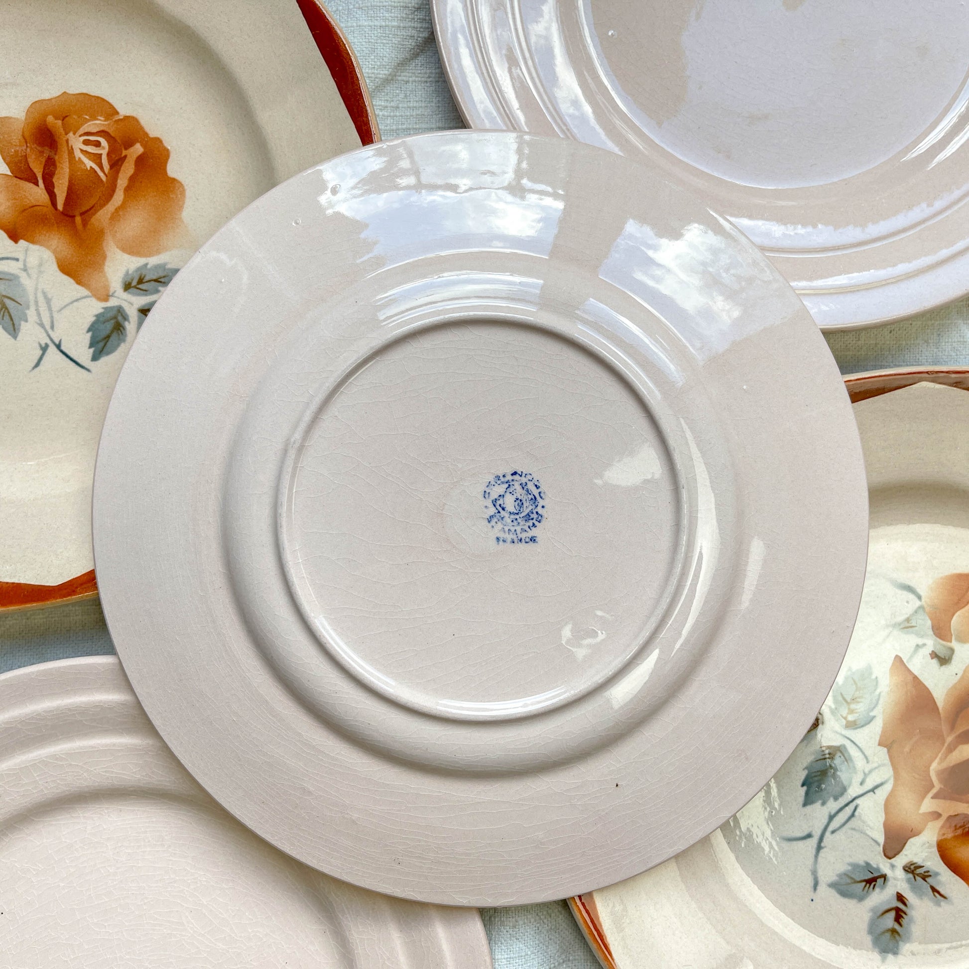 Lot de 5 petites assiettes vintage dépareillées en faïence française des années 1950, motifs fleuris rosés St Amand et Digoin Sarreguemines – vaisselle ancienne pour entrées ou desserts