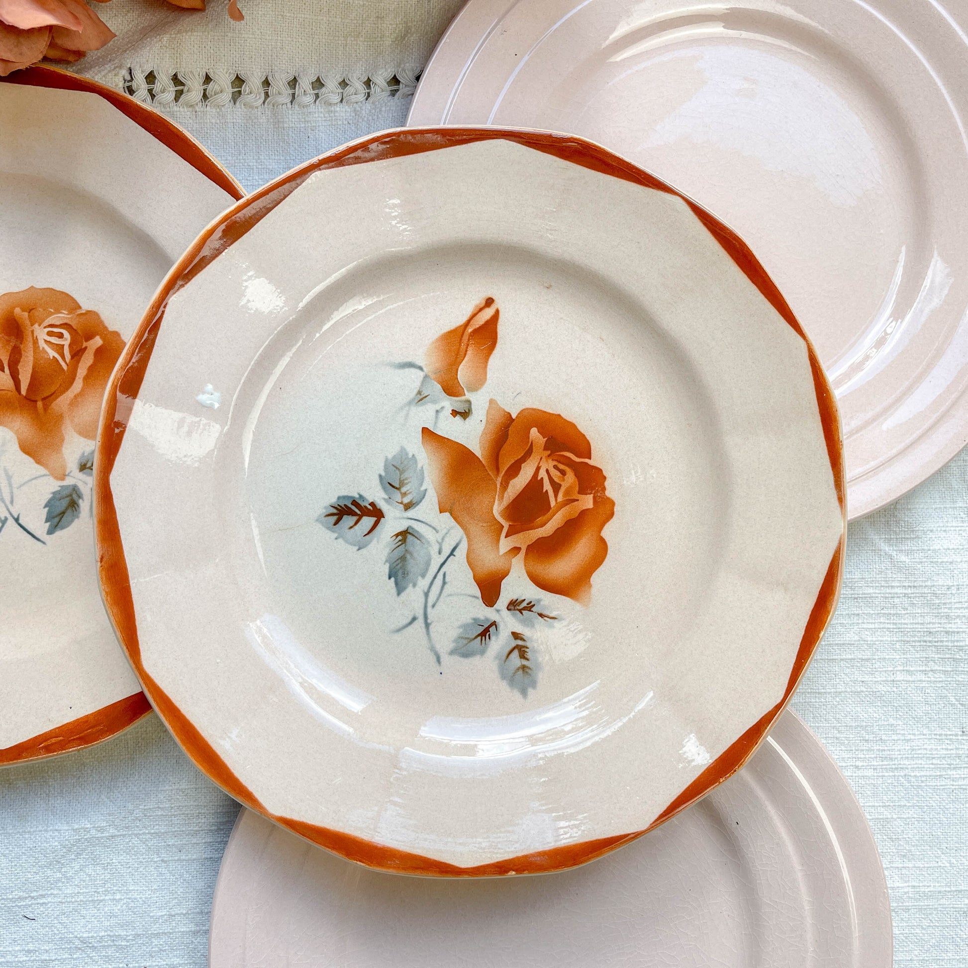 Lot de 5 petites assiettes vintage dépareillées en faïence française des années 1950, motifs fleuris rosés St Amand et Digoin Sarreguemines – vaisselle ancienne pour entrées ou desserts