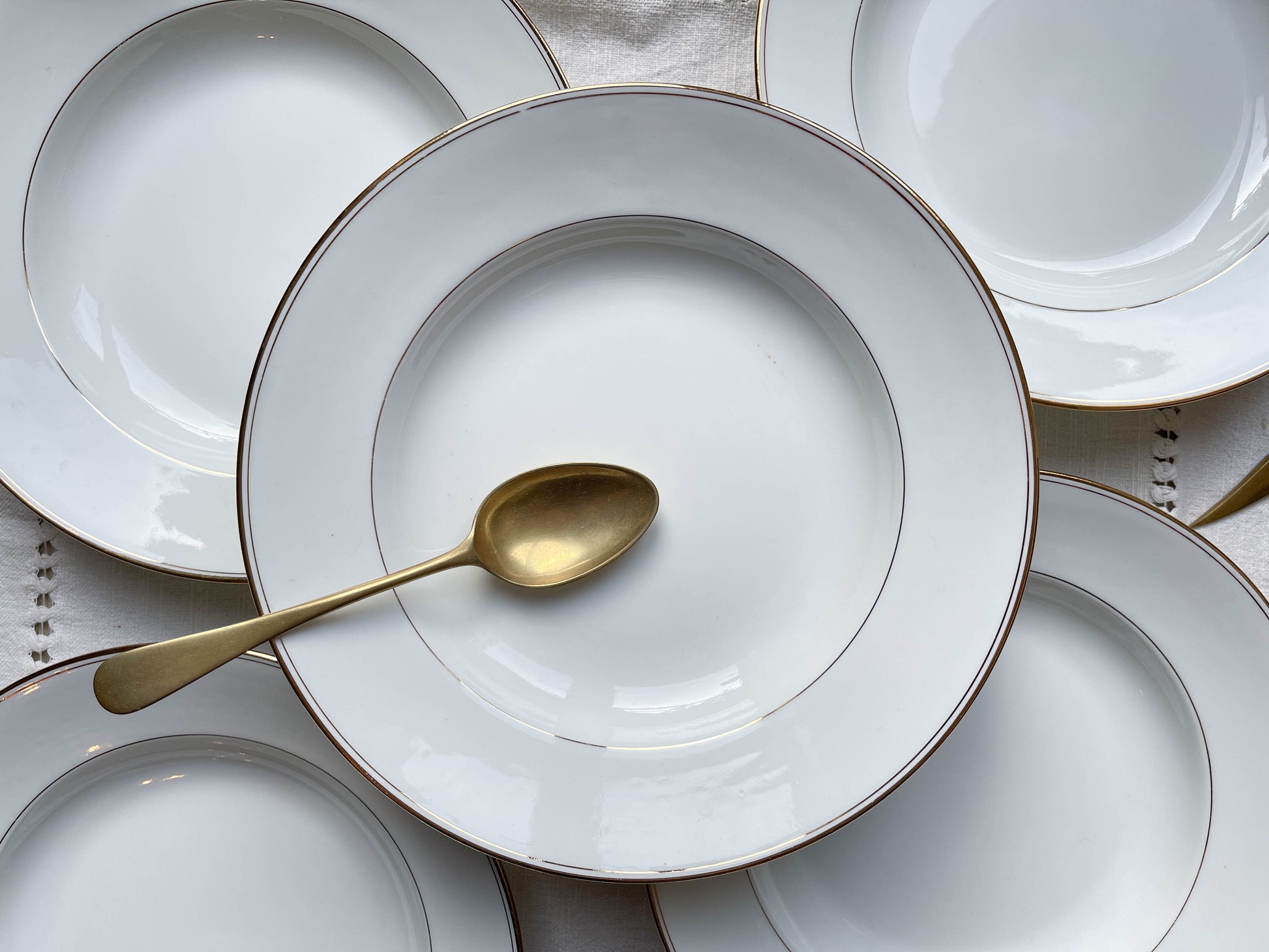 5 Assiettes creuses en porcelaine de Limoges blanches dorées