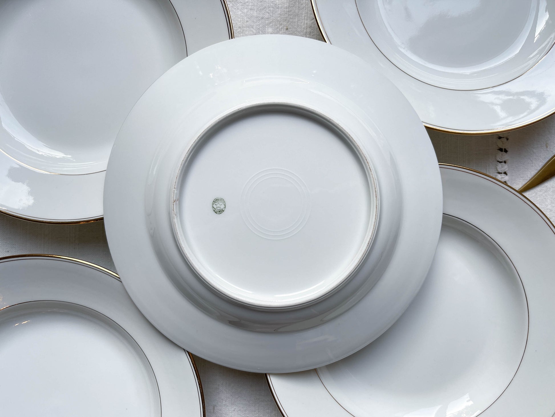 5 Assiettes creuses en porcelaine de Limoges blanches dorées