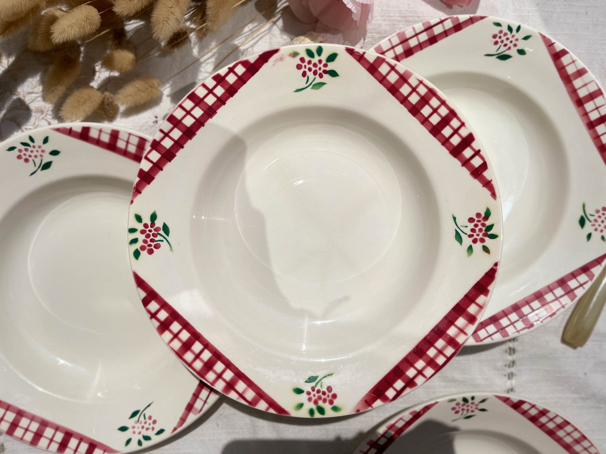 Assiettes creuses DIGOIN SARREGUEMINES modèle NIGER motif fleuries et carreaux rouge/blanc