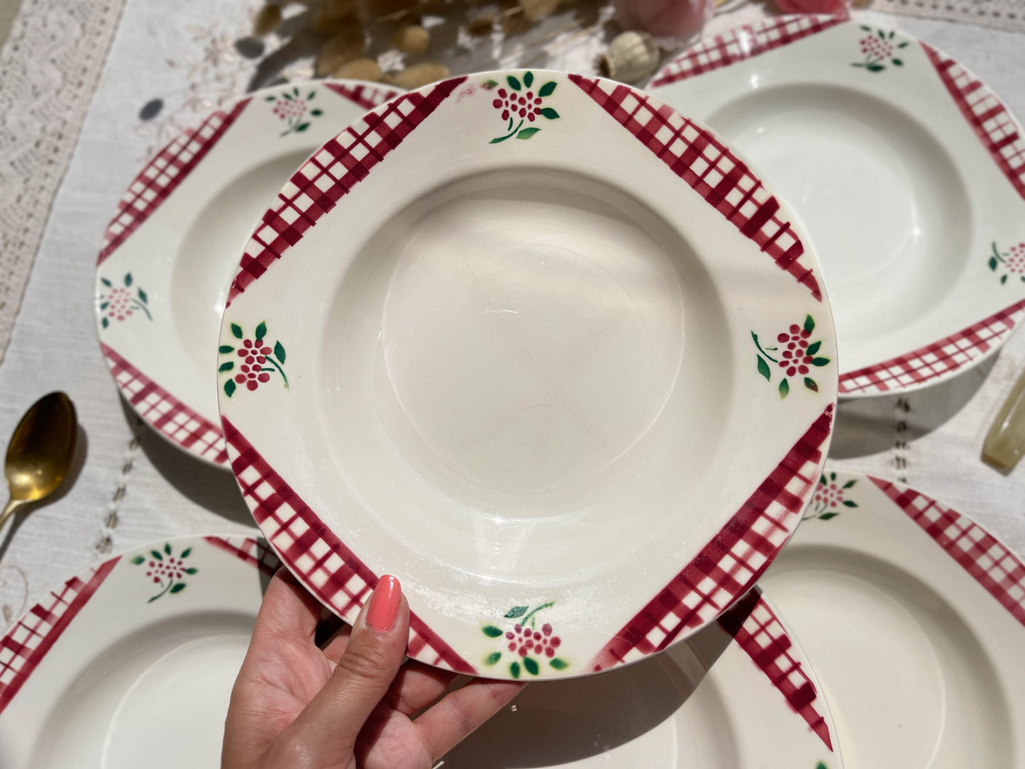 Assiettes creuses DIGOIN SARREGUEMINES modèle NIGER motif fleuries et carreaux rouge/blanc