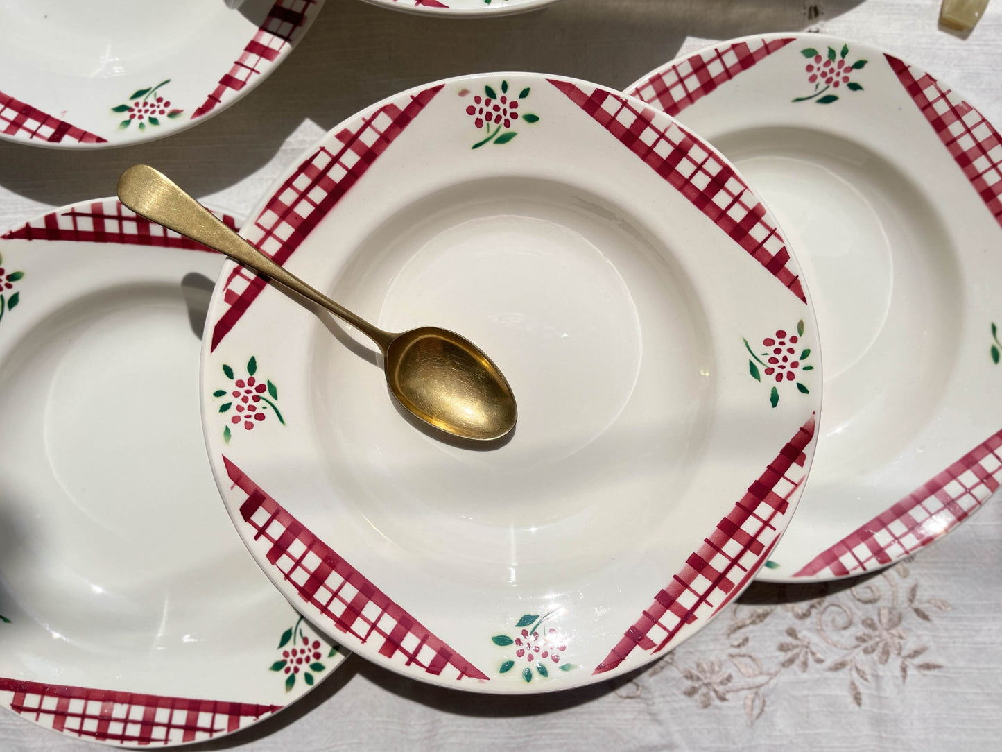 Assiettes creuses DIGOIN SARREGUEMINES modèle NIGER motif fleuries et carreaux rouge/blanc
