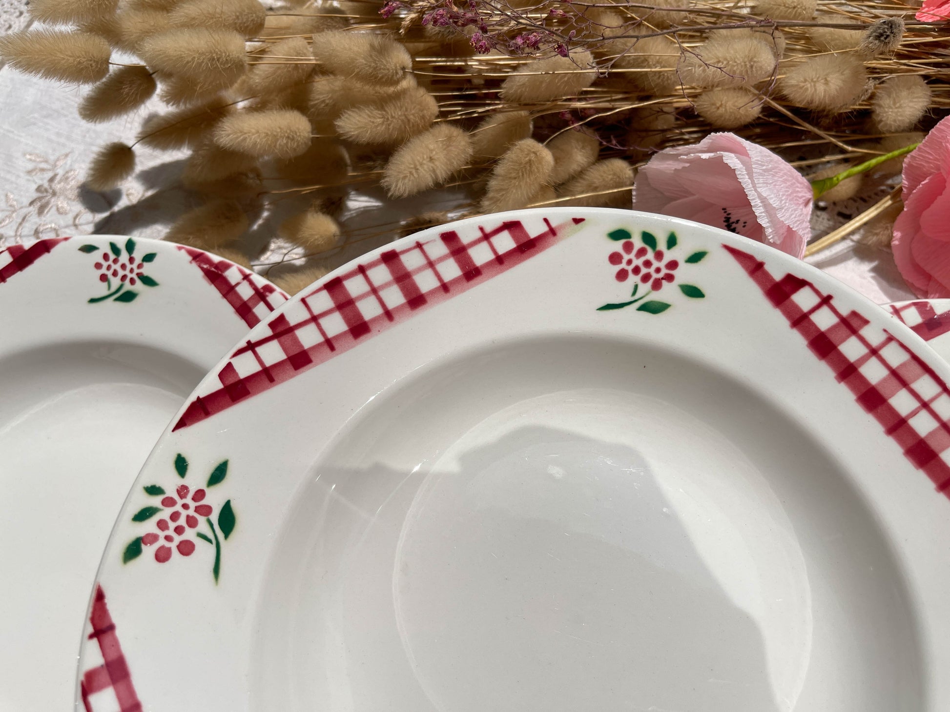 Assiettes creuses DIGOIN SARREGUEMINES modèle NIGER motif fleuries et carreaux rouge/blanc