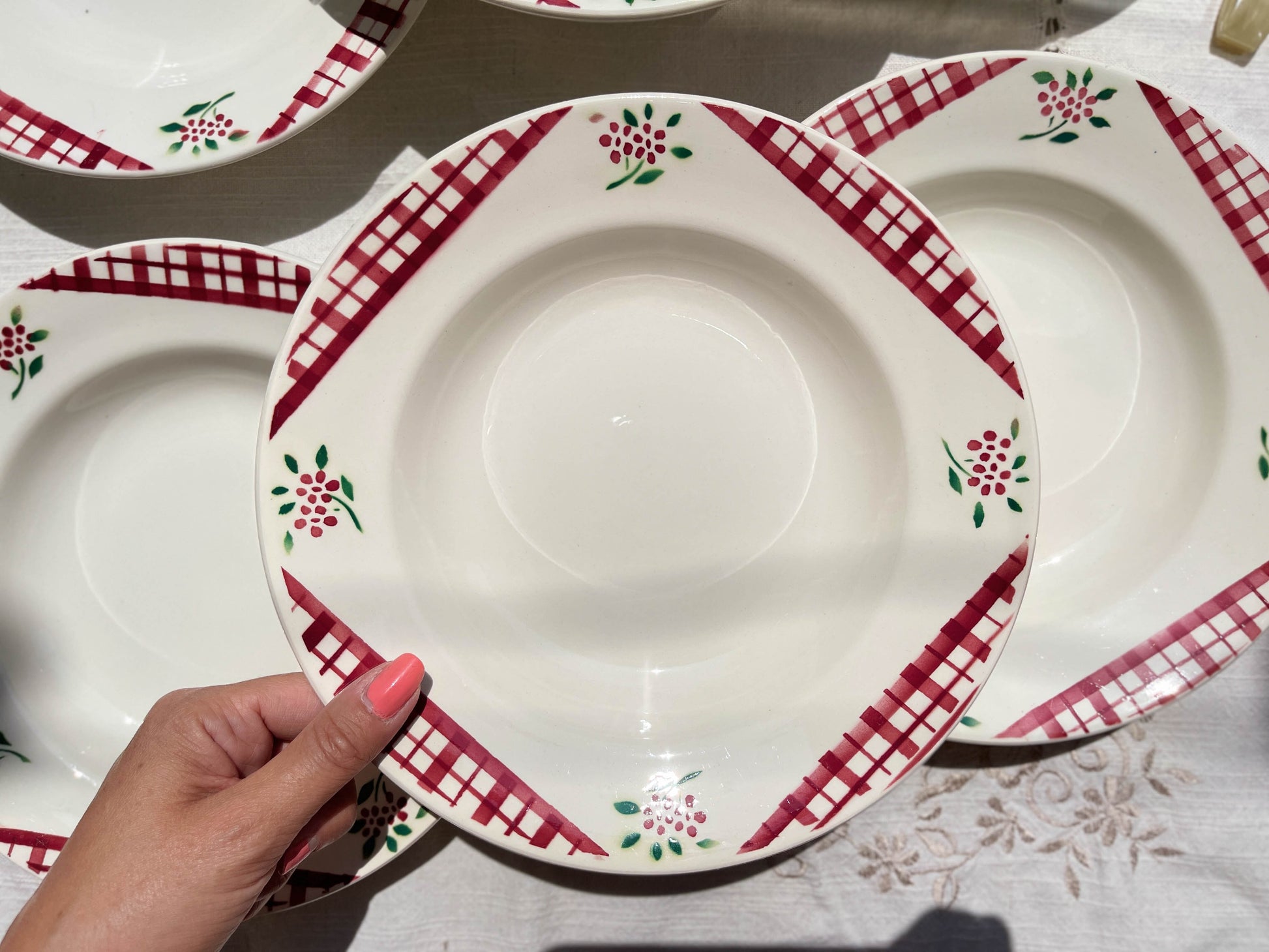 Assiettes creuses DIGOIN SARREGUEMINES modèle NIGER motif fleuries et carreaux rouge/blanc