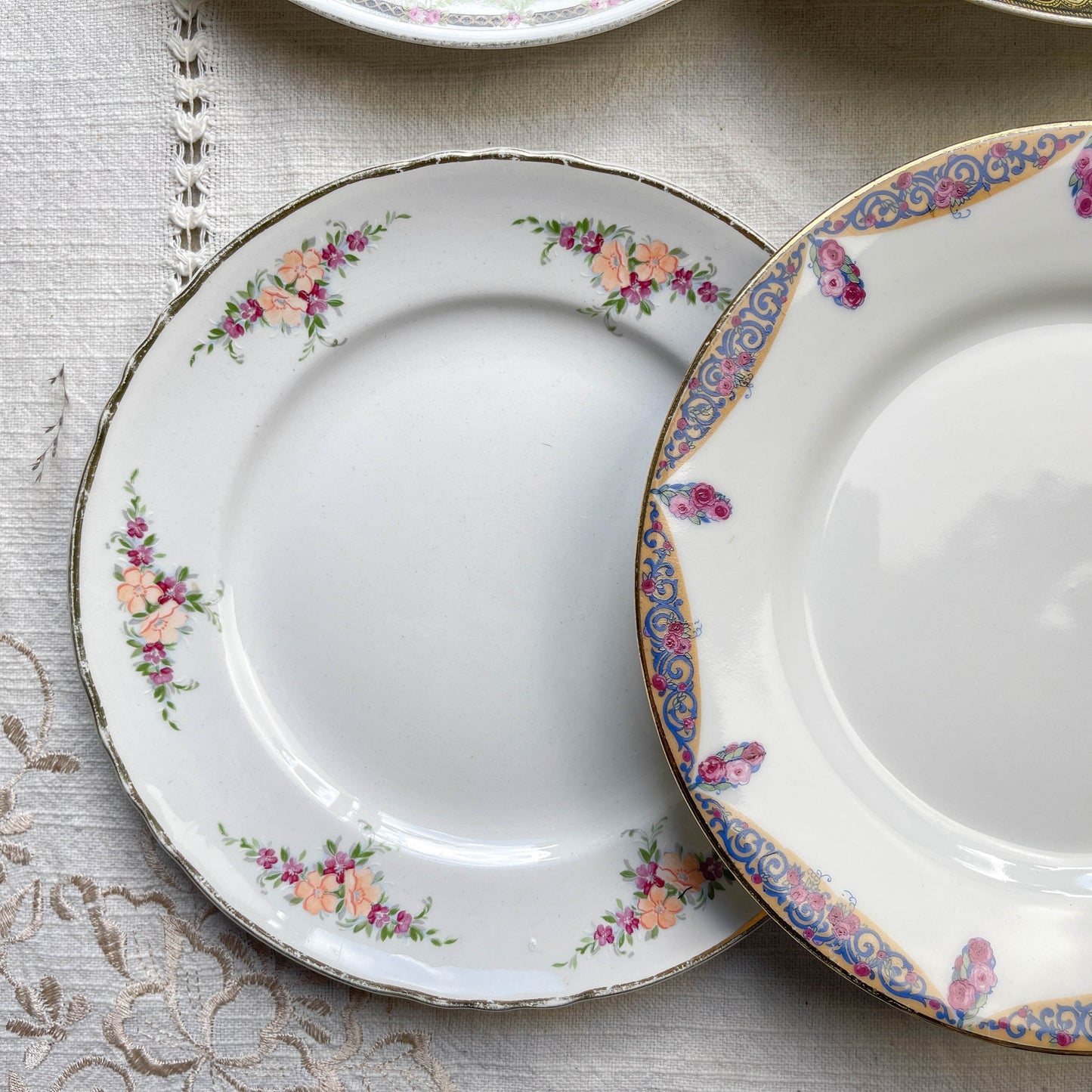 Lot de 6 petites assiettes dépareillées vintage en porcelaine française des années 1950 – assiettes à dessert Limoges, Moulin des Loups, frises colorées et dorure élégante – vaisselle ancienne chic