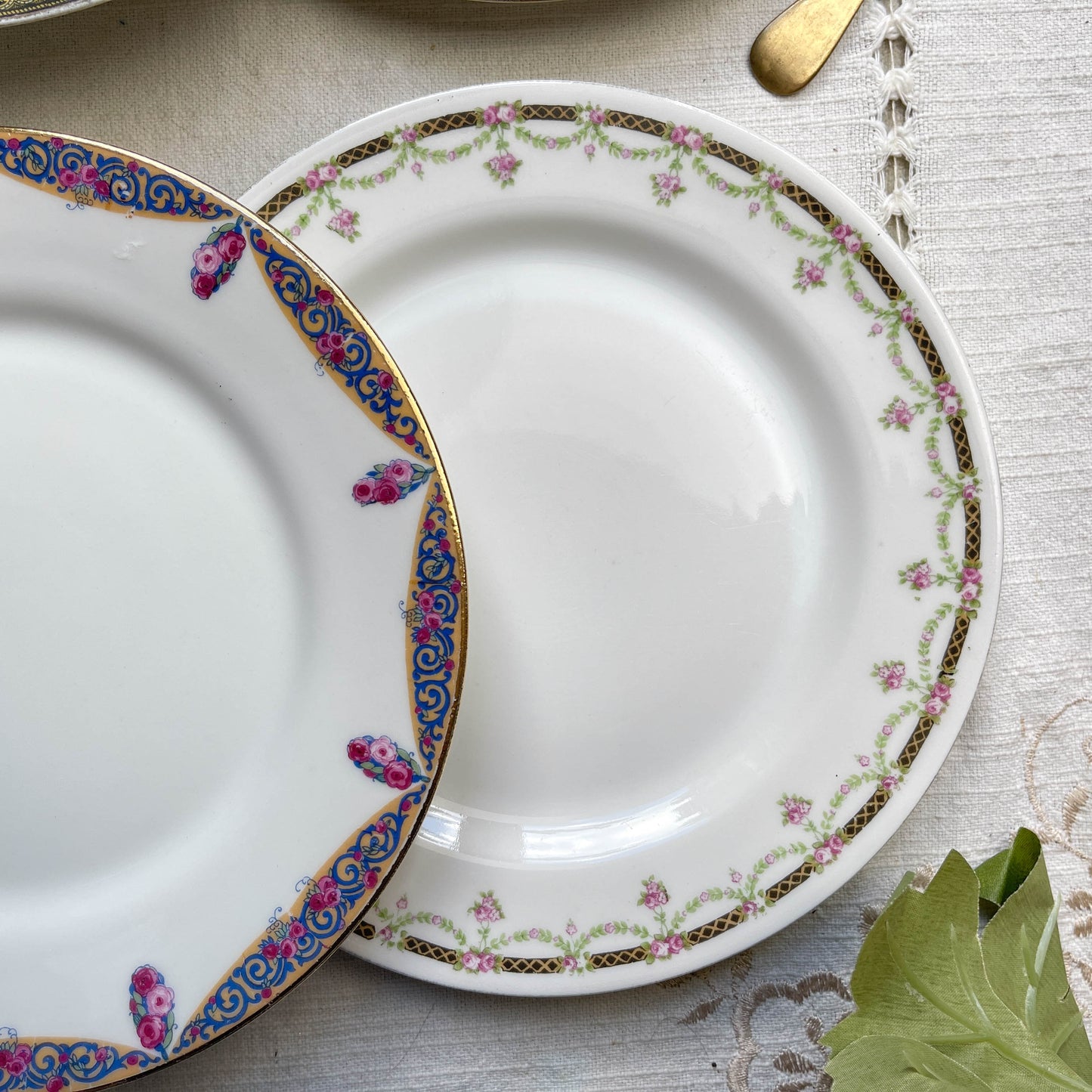 Lot de 6 petites assiettes dépareillées vintage en porcelaine française des années 1950 – assiettes à dessert Limoges, Moulin des Loups, frises colorées et dorure élégante – vaisselle ancienne chic