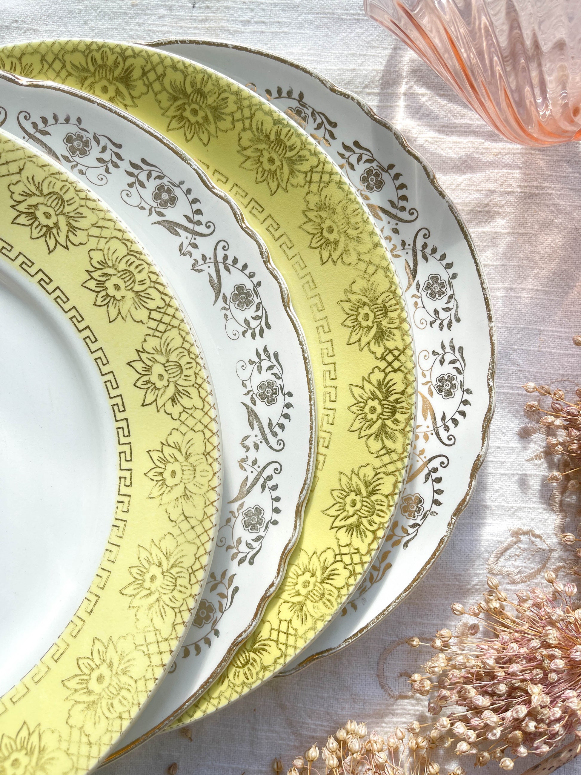 6 Assiettes vintage dépareillées blanches jaune dorée motifs fleuris