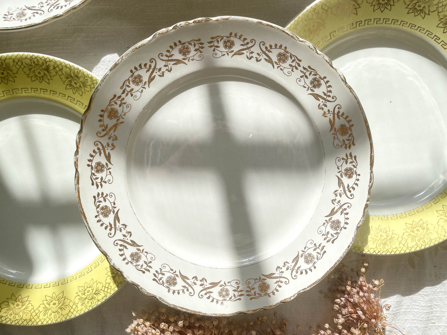 6 Assiettes vintage dépareillées blanches jaune dorée motifs fleuris