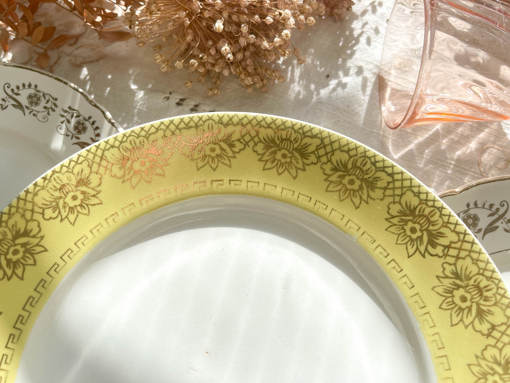 6 Assiettes vintage dépareillées blanches jaune dorée motifs fleuris