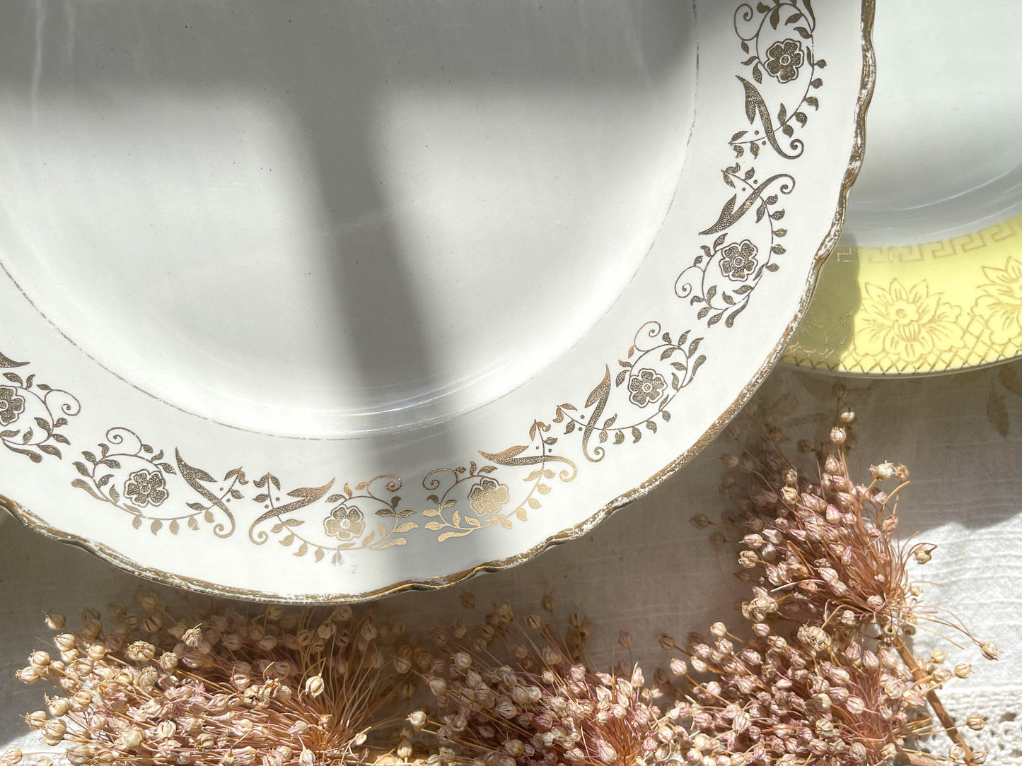 6 Assiettes vintage dépareillées blanches jaune dorée motifs fleuris