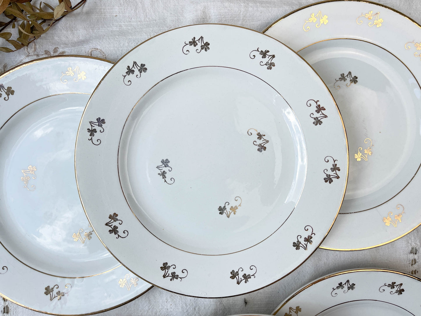 Assiettes plates L’Amandinoise en porcelaine blanche dorées motif fleuris