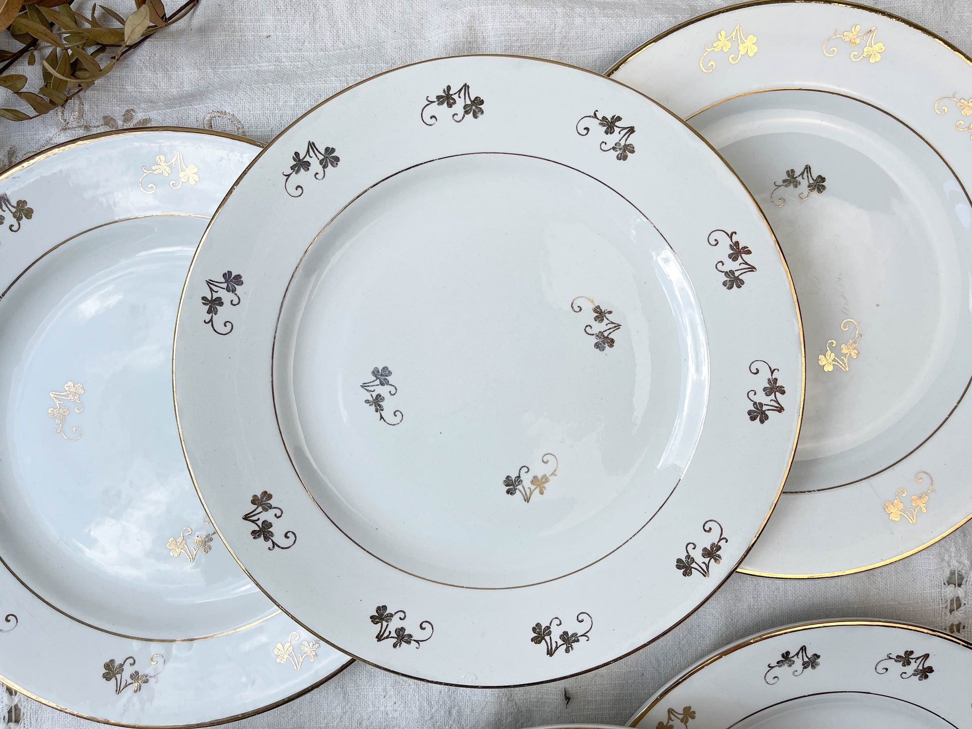 Assiettes plates L’Amandinoise en porcelaine blanche dorées motif fleuris