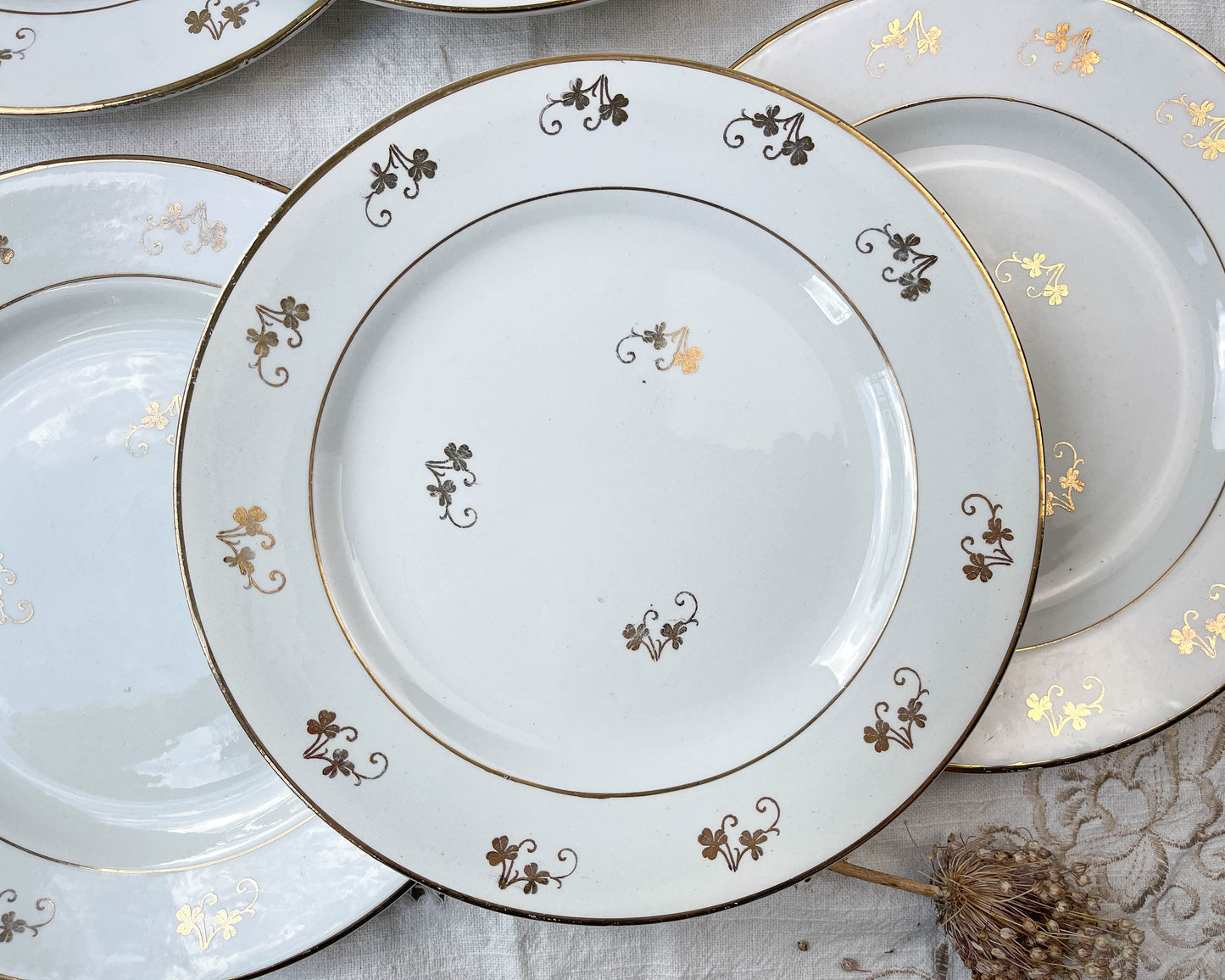 Assiettes plates L’Amandinoise en porcelaine blanche dorées motif fleuris