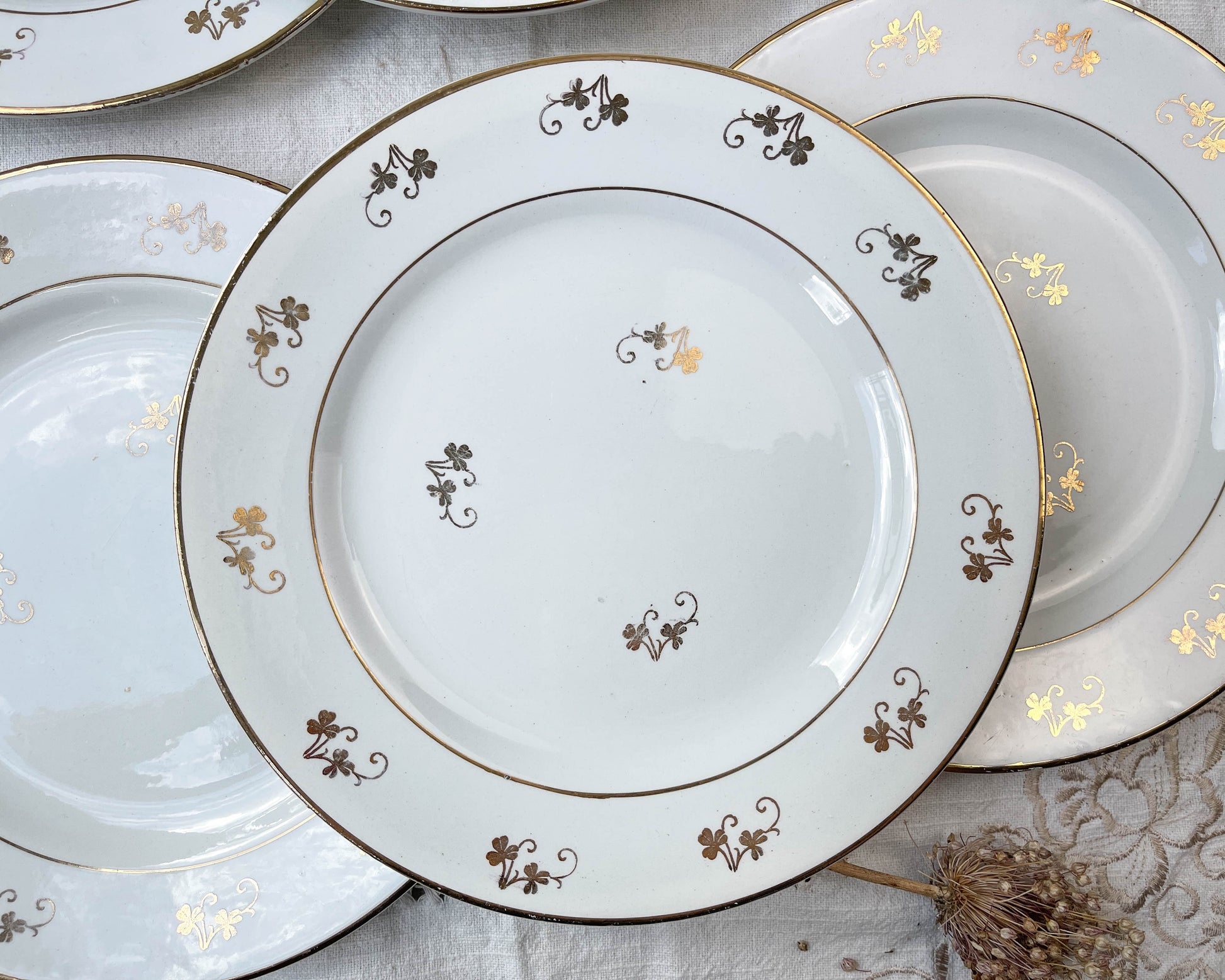 Assiettes plates L’Amandinoise en porcelaine blanche dorées motif fleuris