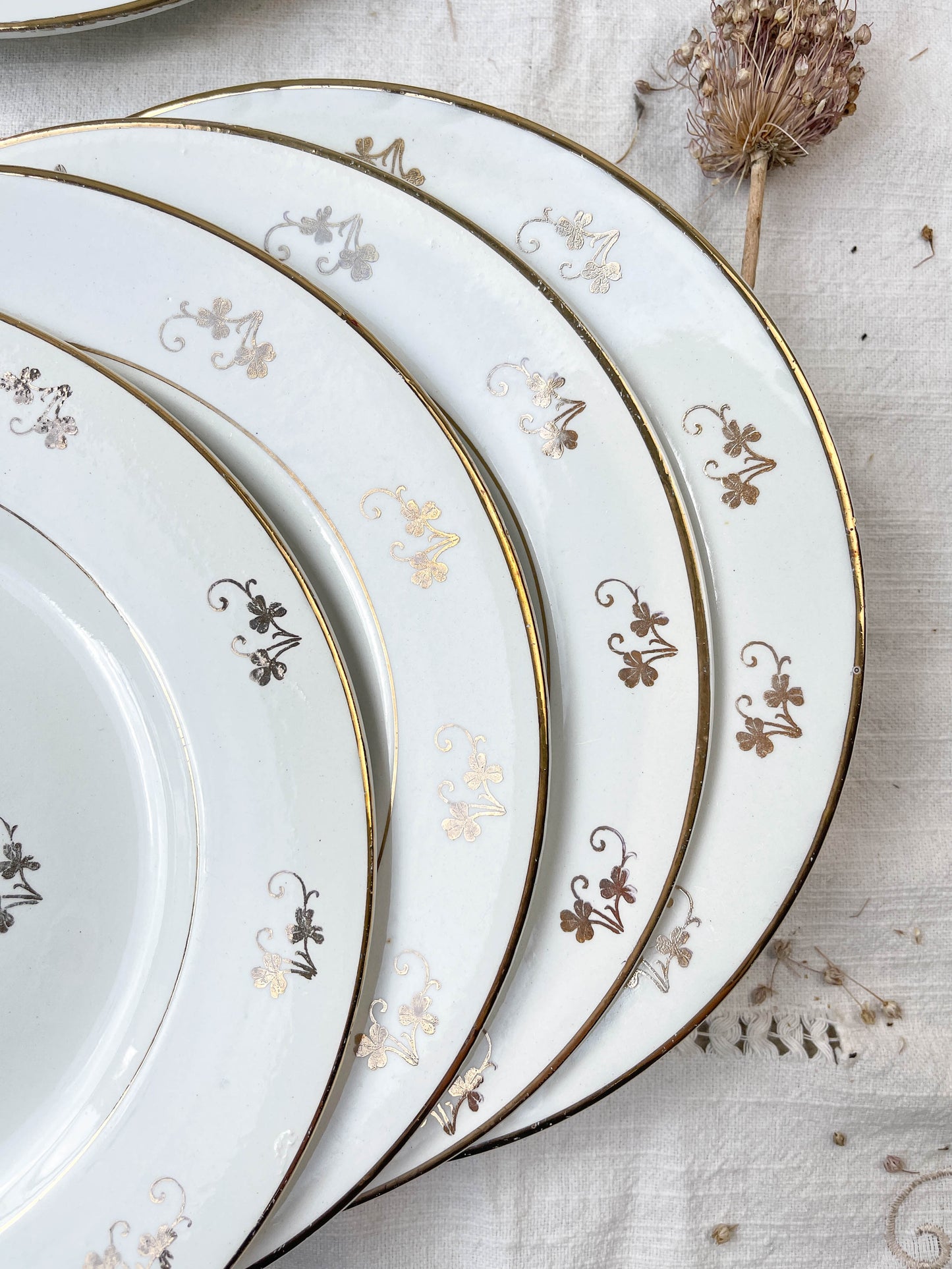 Assiettes plates L’Amandinoise en porcelaine blanche dorées motif fleuris