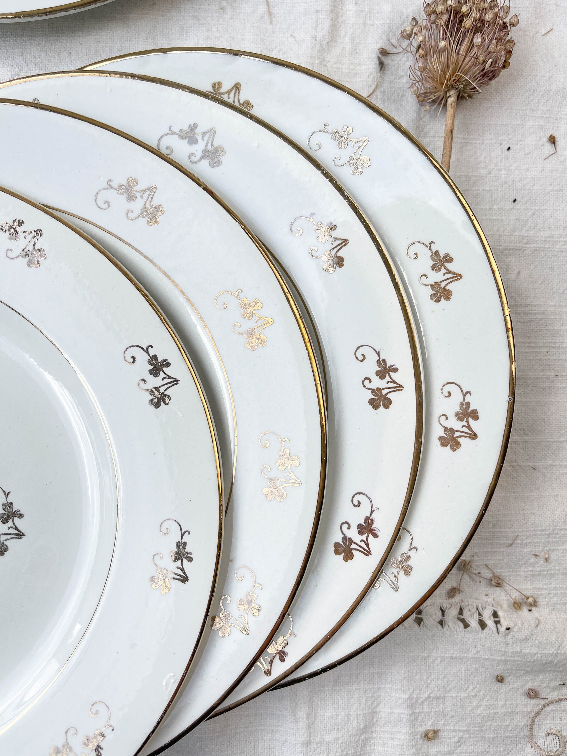 Assiettes plates L’Amandinoise en porcelaine blanche dorées motif fleuris