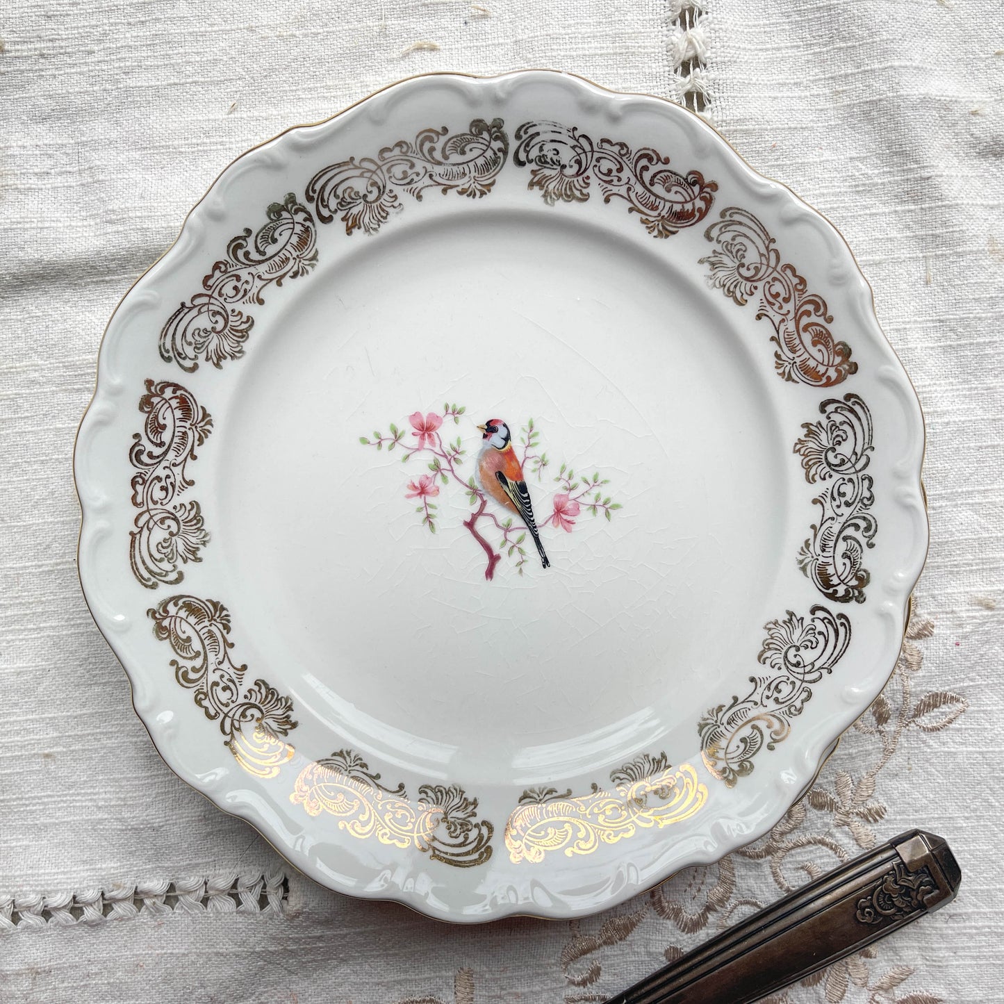 Petites assiettes vintage en porcelaine blanche dorée Bavaria motif oiseau