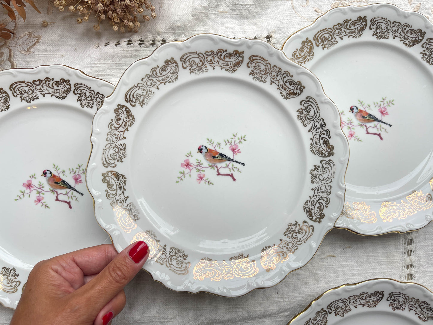 Petites assiettes vintage en porcelaine blanche dorée Bavaria motif oiseau
