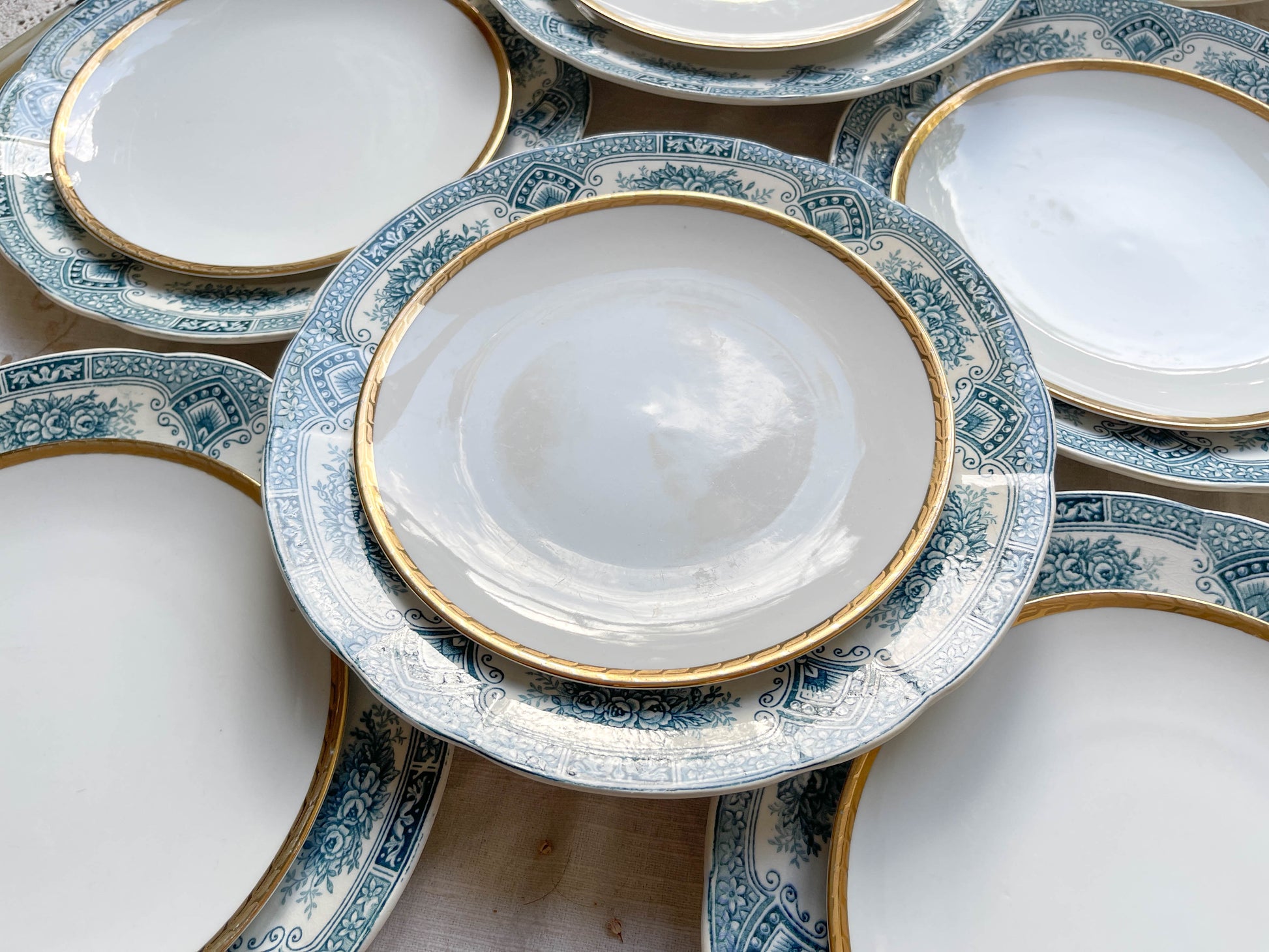 8 Assiettes vintage Terre de Fer Bleues + 8 Petites Assiettes porcelaine blanches dorée dépareillées