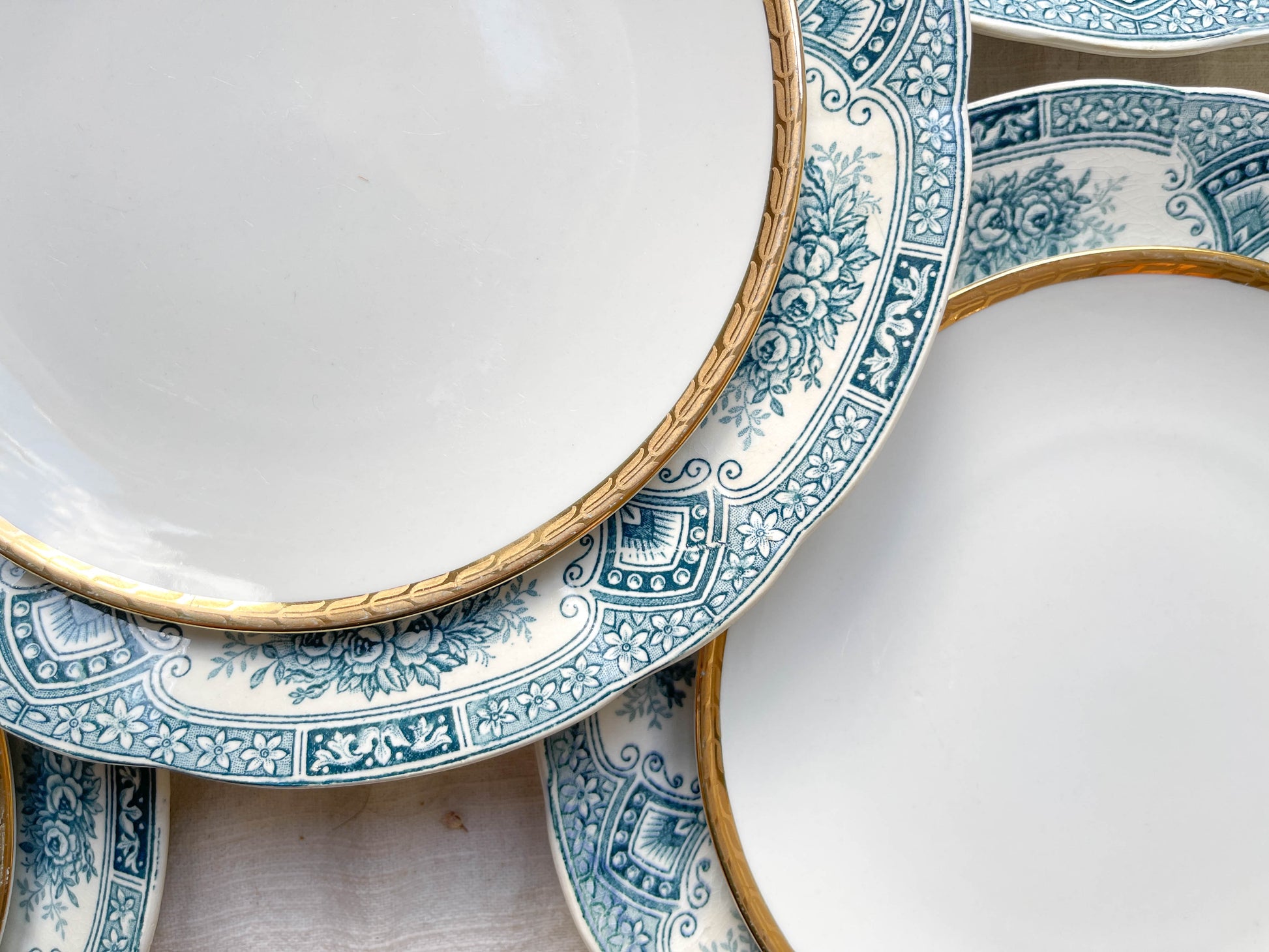8 Assiettes vintage Terre de Fer Bleues + 8 Petites Assiettes porcelaine blanches dorée dépareillées