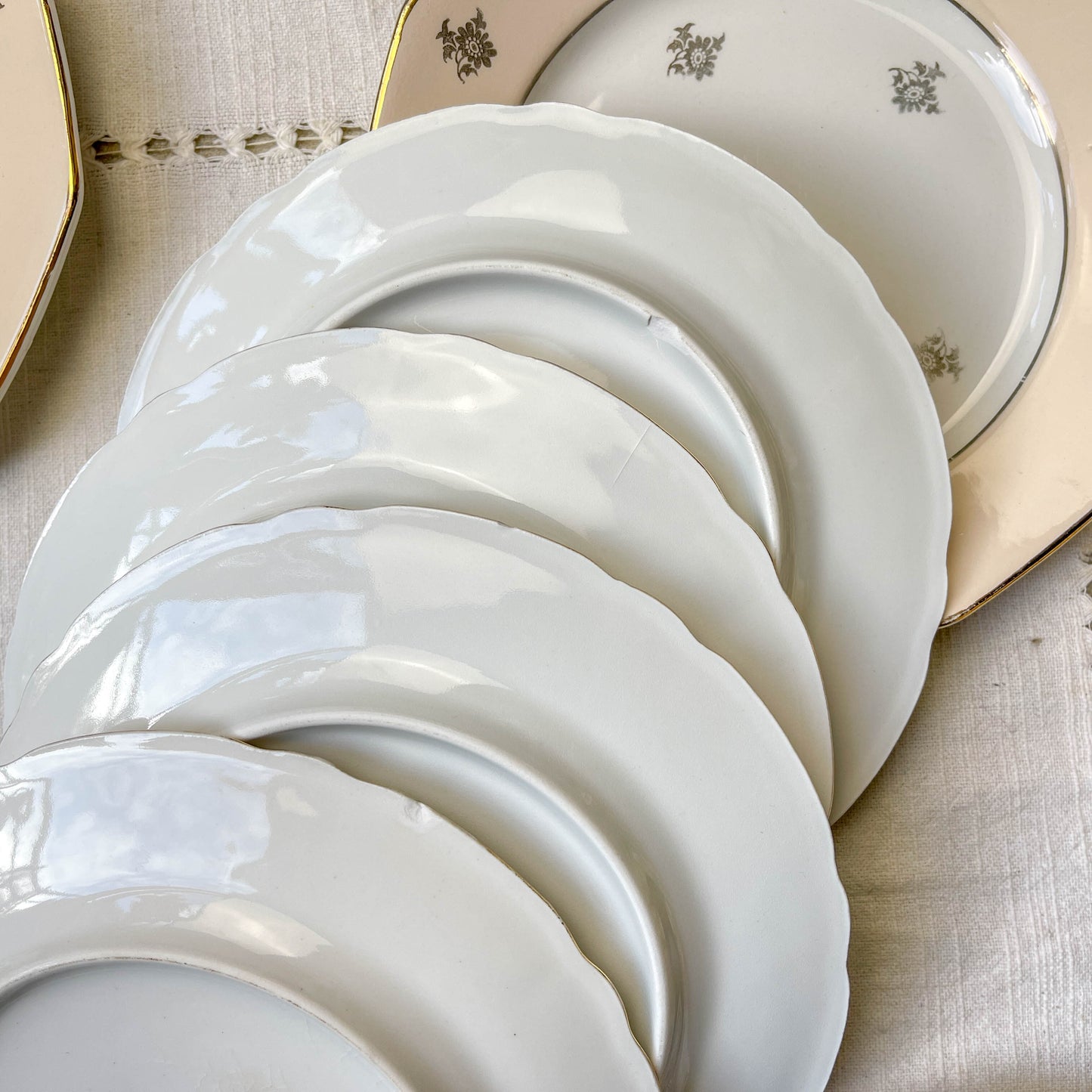 8 Petites Assiettes Vintage Dépareillées en Porcelaine Française Limoges, Orchies - Motifs Fleurs Dorées et Oiseau