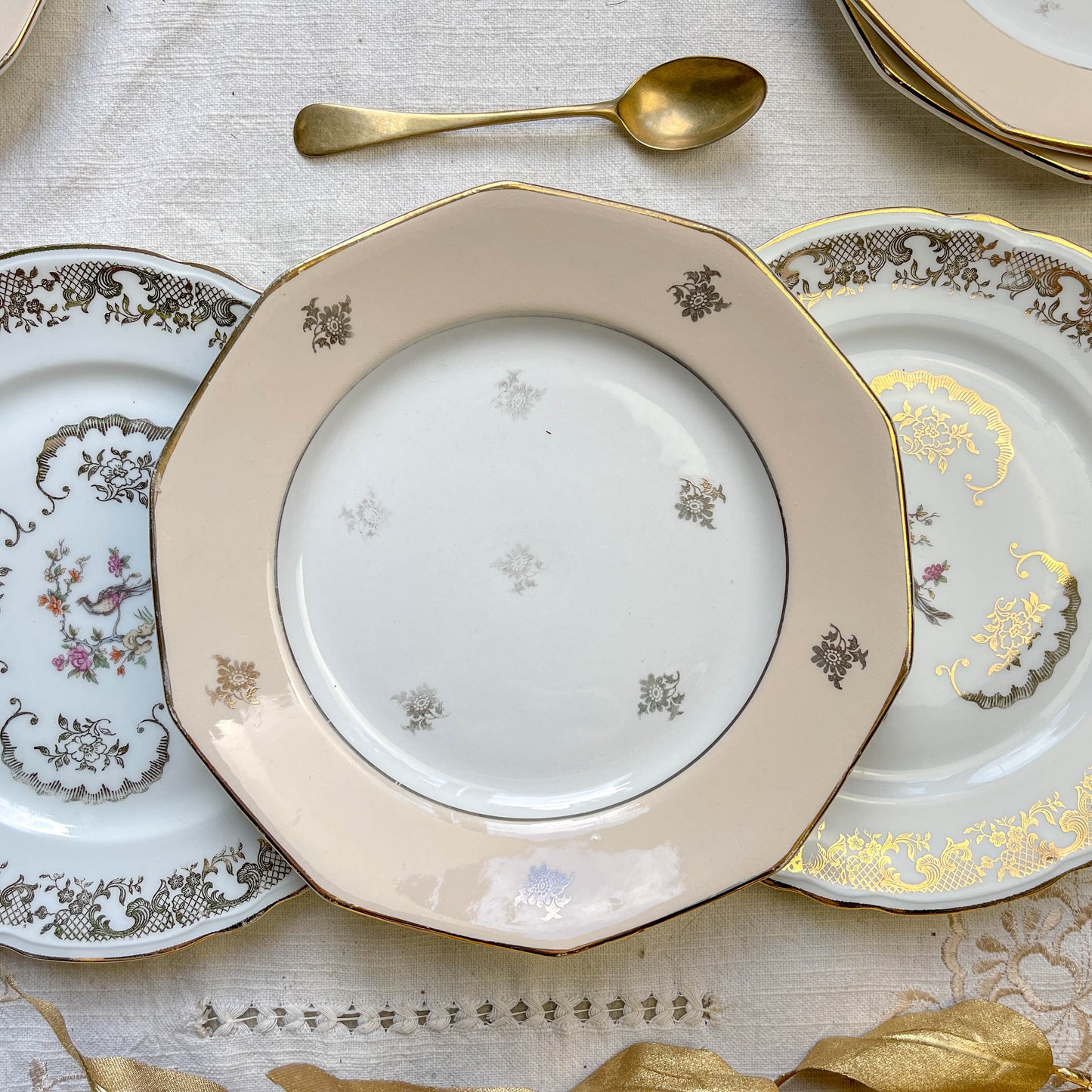 Lot de 8 petites assiettes dépareillées en porcelaine française des années 1950, 4 Limoges à motif oiseaux dorés et 4 Moulin des Loups à bordure crème, décor floral doré, style vintage
