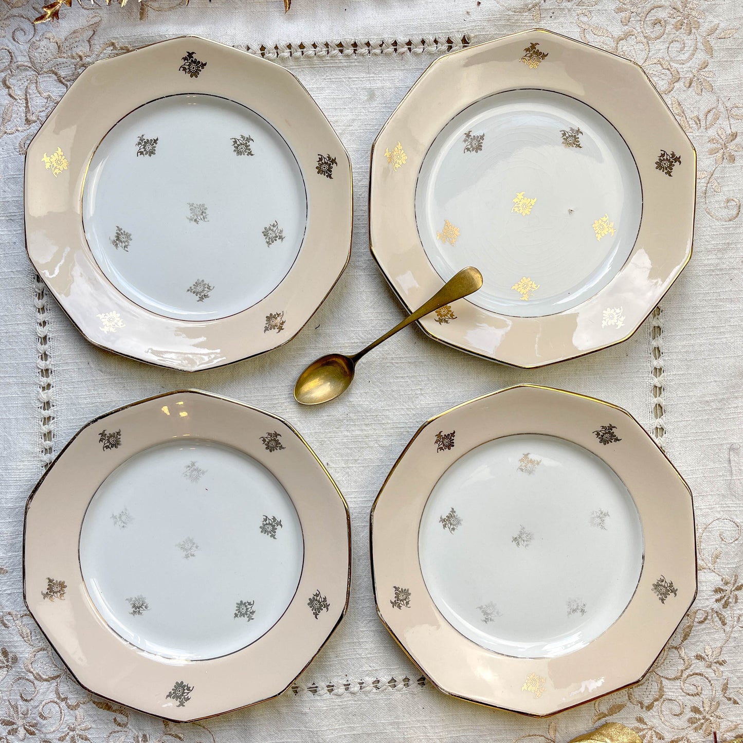 Lot de 8 petites assiettes dépareillées en porcelaine française des années 1950, 4 Limoges à motif oiseaux dorés et 4 Moulin des Loups à bordure crème, décor floral doré, style vintage